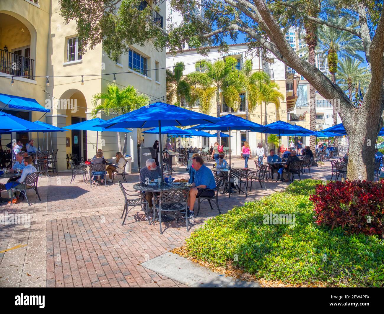 Leute, die in einem Café im Freien auf dem Bürgersteig essen Beach Drive NE in St. Petersbug Florida USA Stockfoto