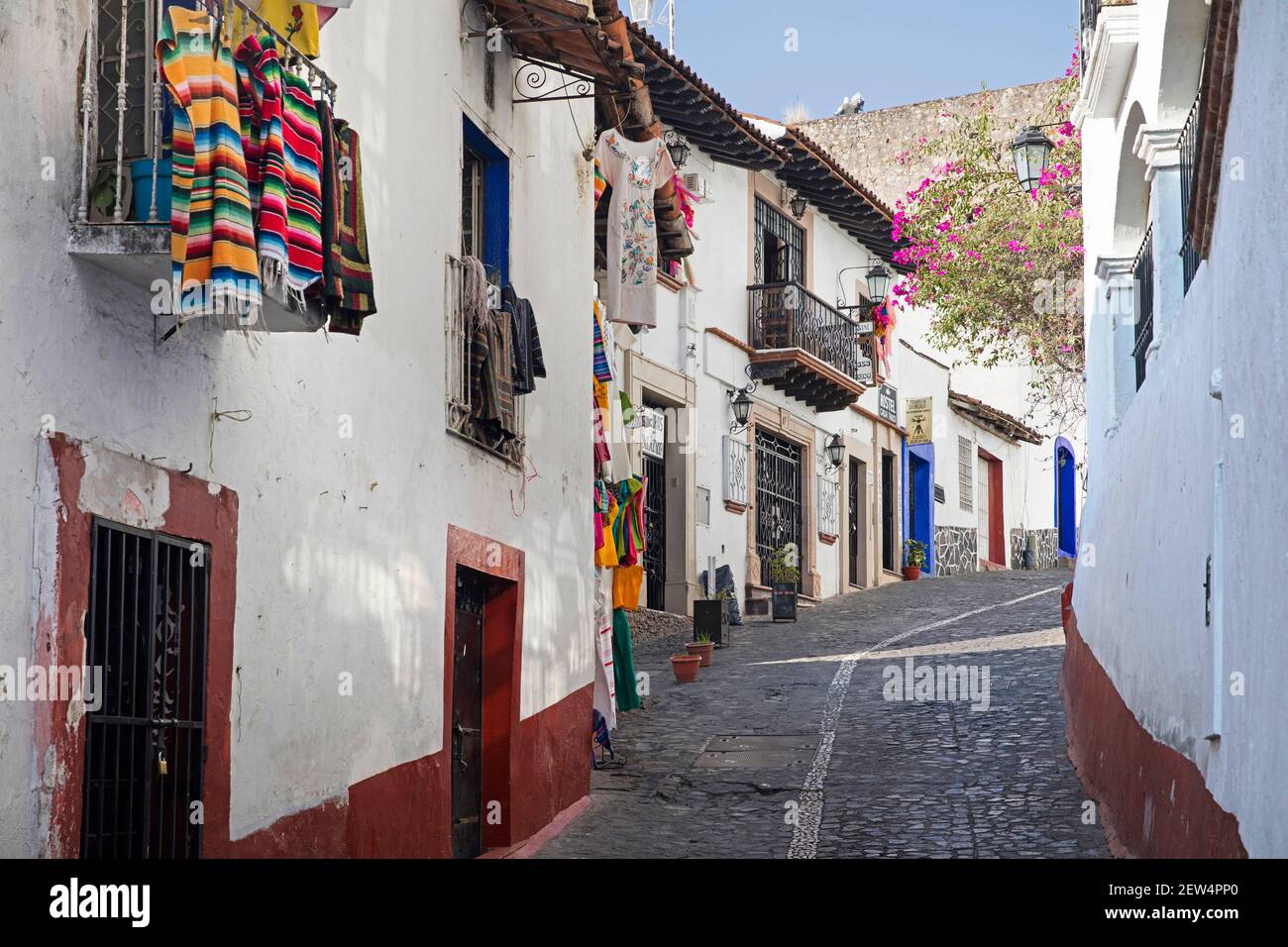 Gasse mit Souvenirläden und weißen Häusern das koloniale Stadtzentrum von Taxco de Alarcón, Guerrero, Mexiko Stockfoto