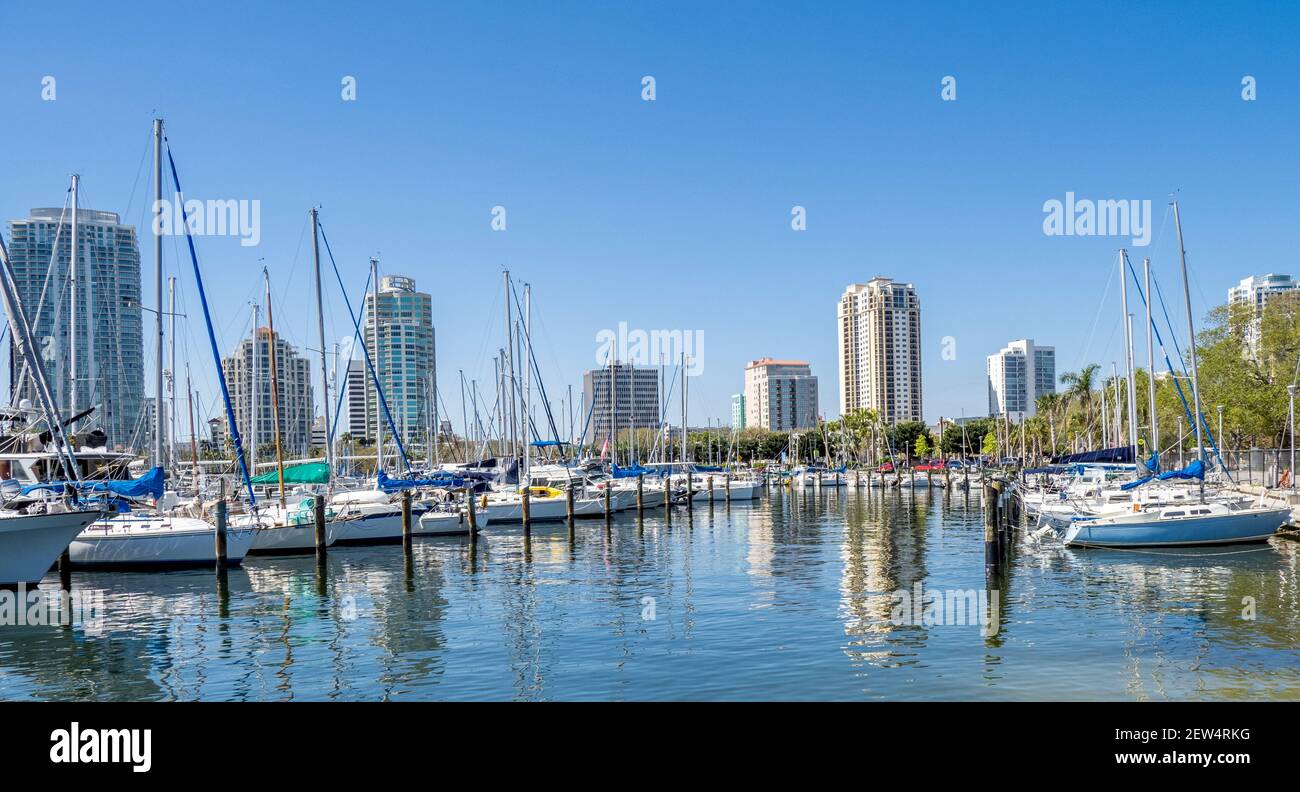 Skyline der Stadt hinter St. Petersburg Municipal Marina vom neuen St. Pete Pier eröffnet 2020 in St. Petersburg Florida USA Stockfoto
