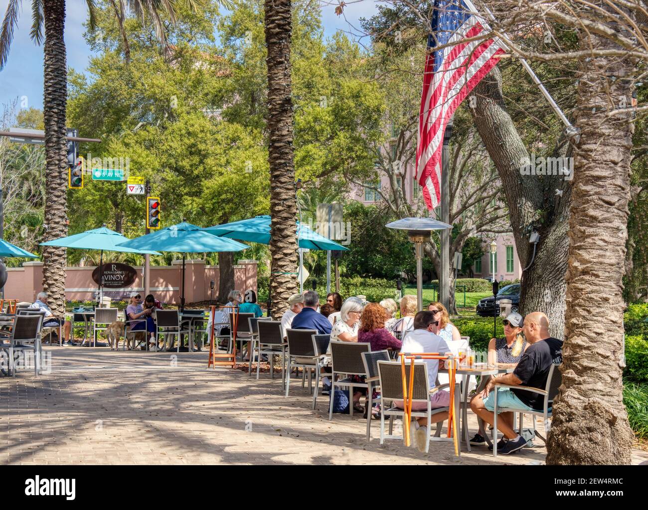 Leute, die in einem Café im Freien auf dem Bürgersteig essen Beach Drive NE in St. Petersbug Florida USA Stockfoto