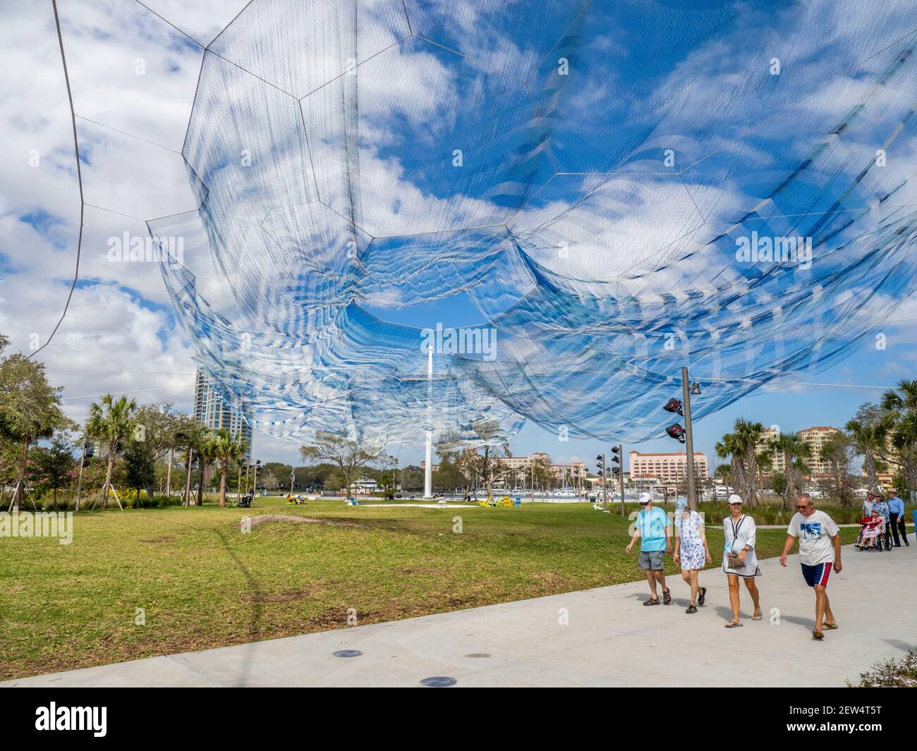 Bending Arc von Janet Echelman Kunstinstallation auf dem neuen St. Pete Pier eröffnet 2020 in St. Petersburg Florida USA Stockfoto