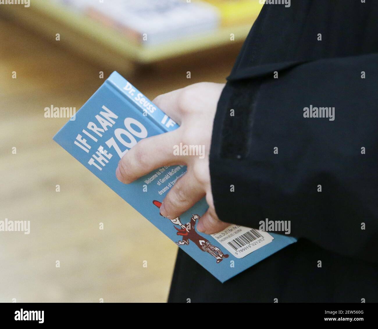 New York, Usa. März 2021, 02nd. Ein Kunde kauft "If I Ran the Zoo" von Dr. Seuss zusammen mit den übrigen verfügbaren Exemplaren von Dr. Seuss Kinderbüchern, die am Dienstag, den 2. März 2021, nicht mehr im Buchladen Strand in New York City gedruckt werden. Sechs Dr. Seuss Bücher, darunter "und zu denken, dass ich es auf Mulberry Street sah" und "Wenn ich den Zoo lief", werden nicht mehr veröffentlicht werden, weil sie "Menschen auf eine Weise darstellen, die verletzend und falsch ist", sagte das Geschäft, das das Vermächtnis des Autors bewahrt. Foto von John Angelillo/UPI Kredit: UPI/Alamy Live Nachrichten Stockfoto