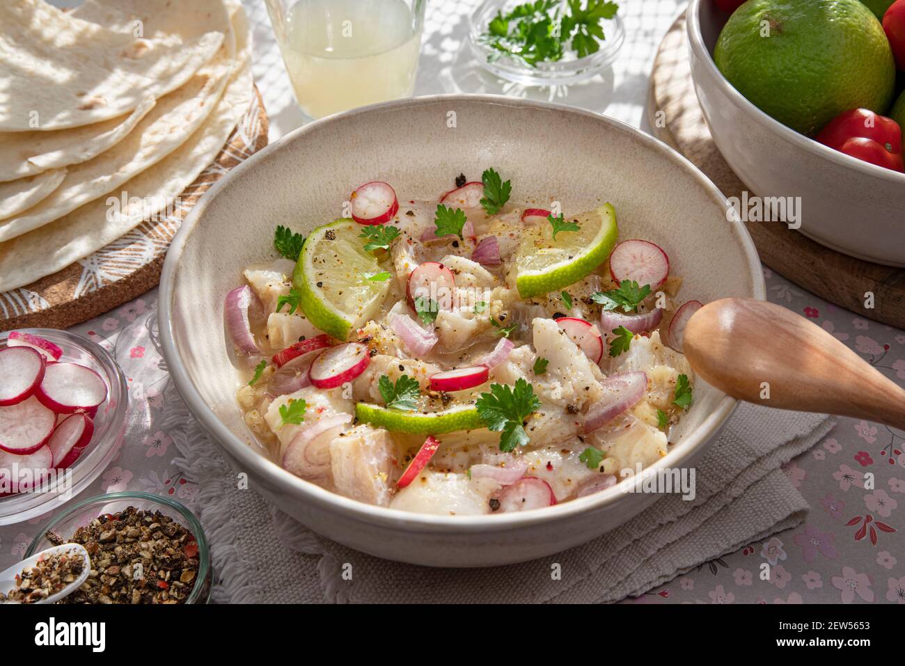 Nahaufnahme einer peruanischen Ceviche mit Fischstücken und Zitronen Stockfoto