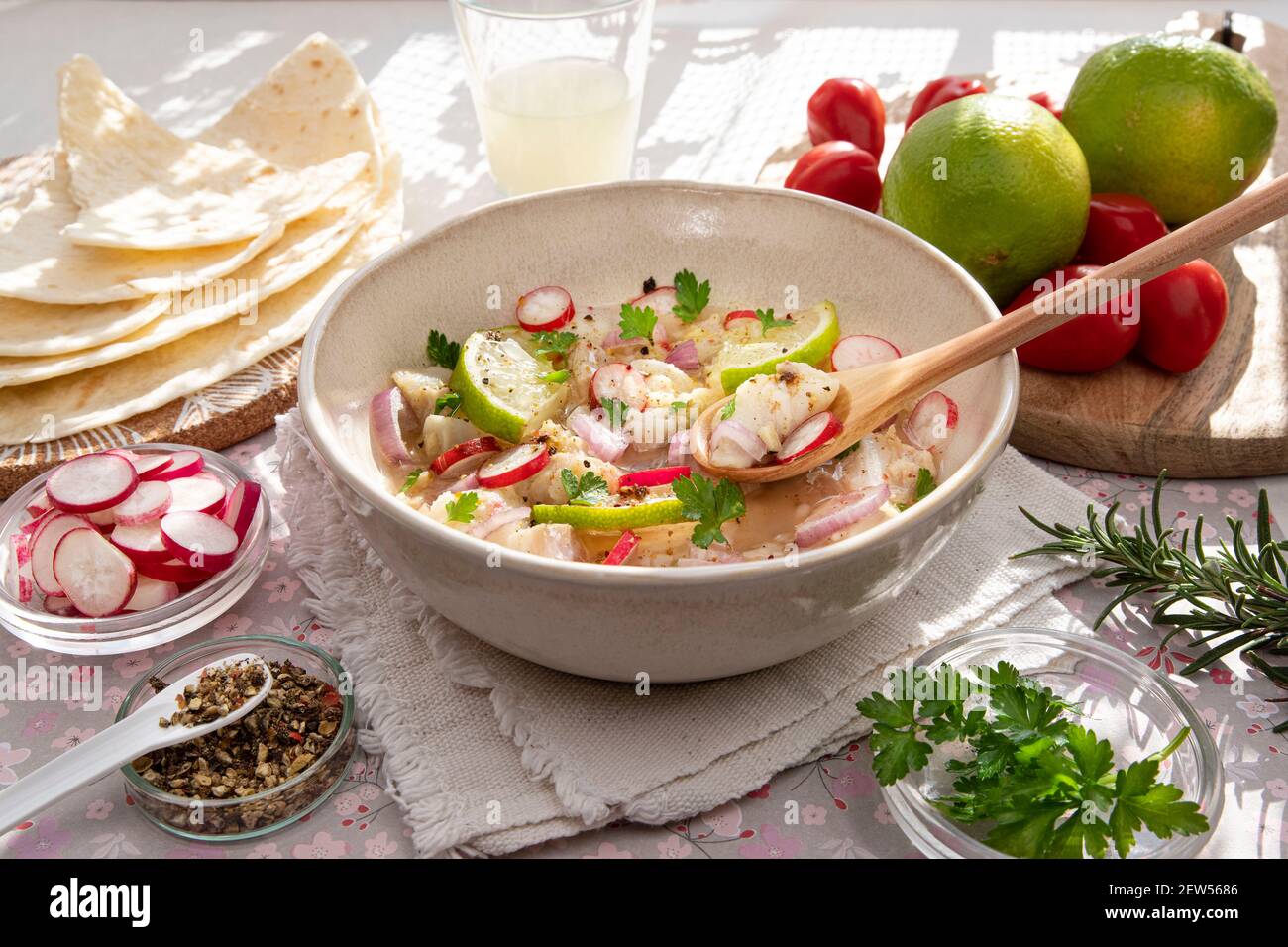 Nahaufnahme einer peruanischen Ceviche mit Fischstücken und Zitronen Stockfoto