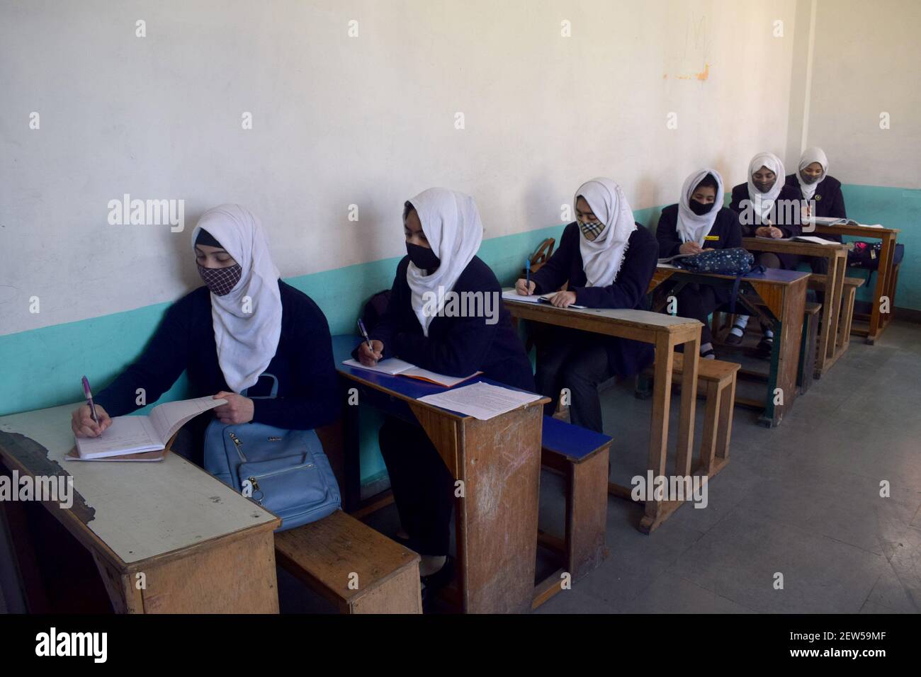 Nach mehr als einem Jahr Sperrung aufgrund der Coronavirus-Pandemie wurden die Schulen für die Klassen 9 bis 12 wieder eröffnet. Srinagar, Kaschmir. Stockfoto