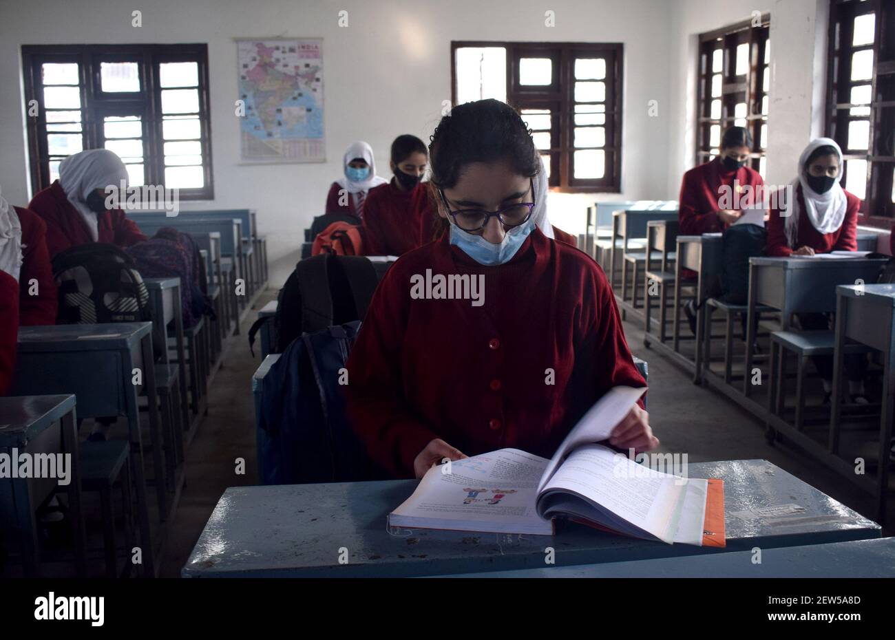 Nach mehr als einem Jahr Sperrung aufgrund der Coronavirus-Pandemie wurden die Schulen für die Klassen 9 bis 12 wieder eröffnet. Srinagar, Kaschmir. Stockfoto