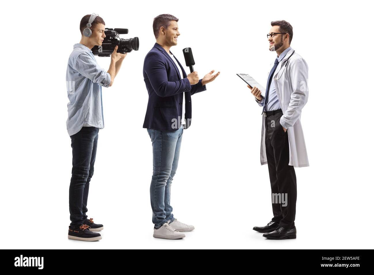 In voller Länge Profilaufnahme eines Reporters, der einen Arzt interviewte Und ein Kameramann, der isoliert auf weißem Hintergrund aufzeichnet Stockfoto
