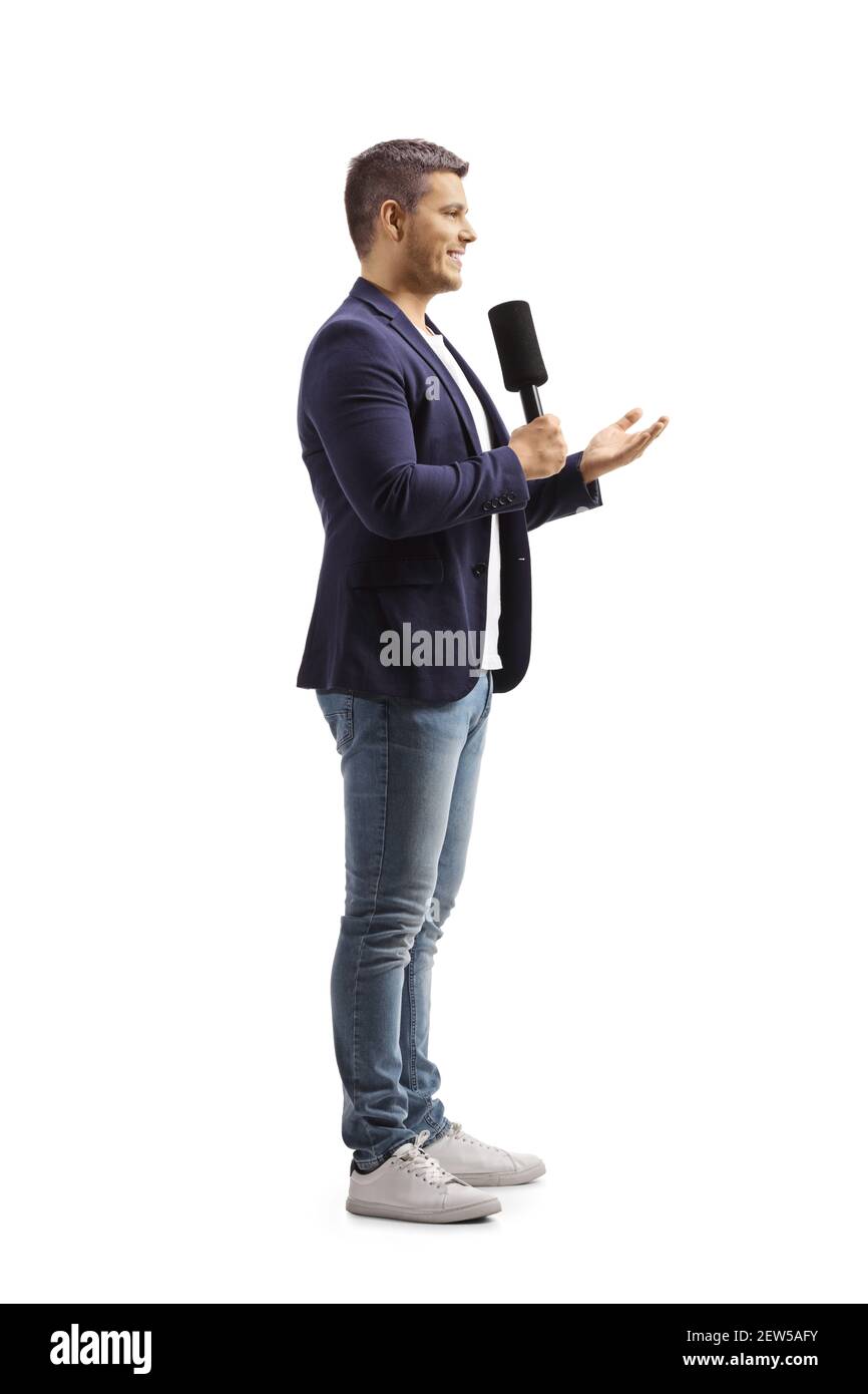 In voller Länge Profilaufnahme eines jungen Mannes mit einem Mikrofon auf weißem Hintergrund isoliert Stockfoto