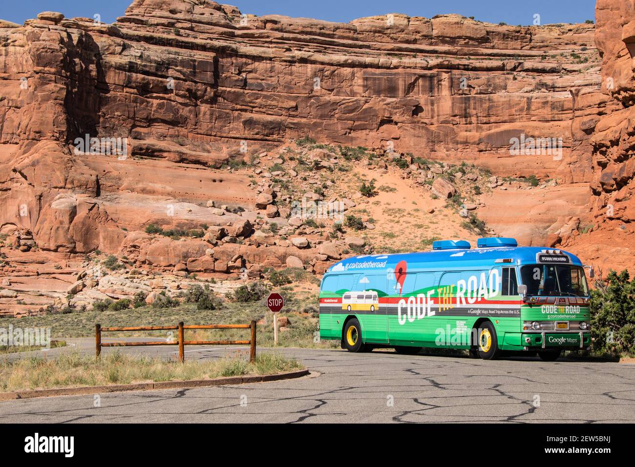 ARCHES NATIONAL PARK, UTAH, USA - 3. JUNI 2015: Google Code der Road Bus, der die USA für die Straßenkartierung bereist, parkt im Arches National Park, Utah. Stockfoto