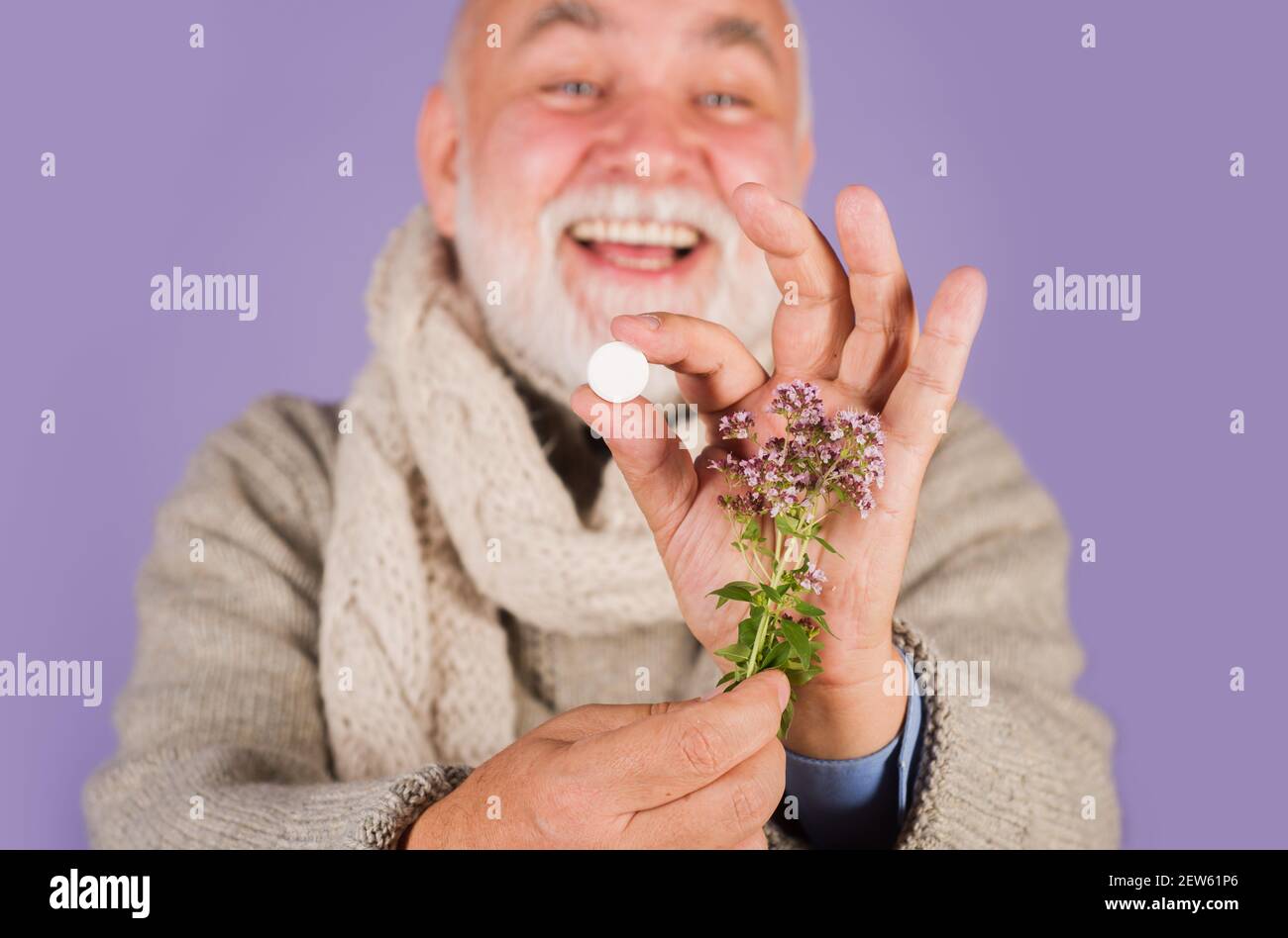 Medizin Kräuter, Gesundheitswesen, Pharmazeutika und Homöopathie. Mann mit Pillen und Kräuterpflanze. Stockfoto