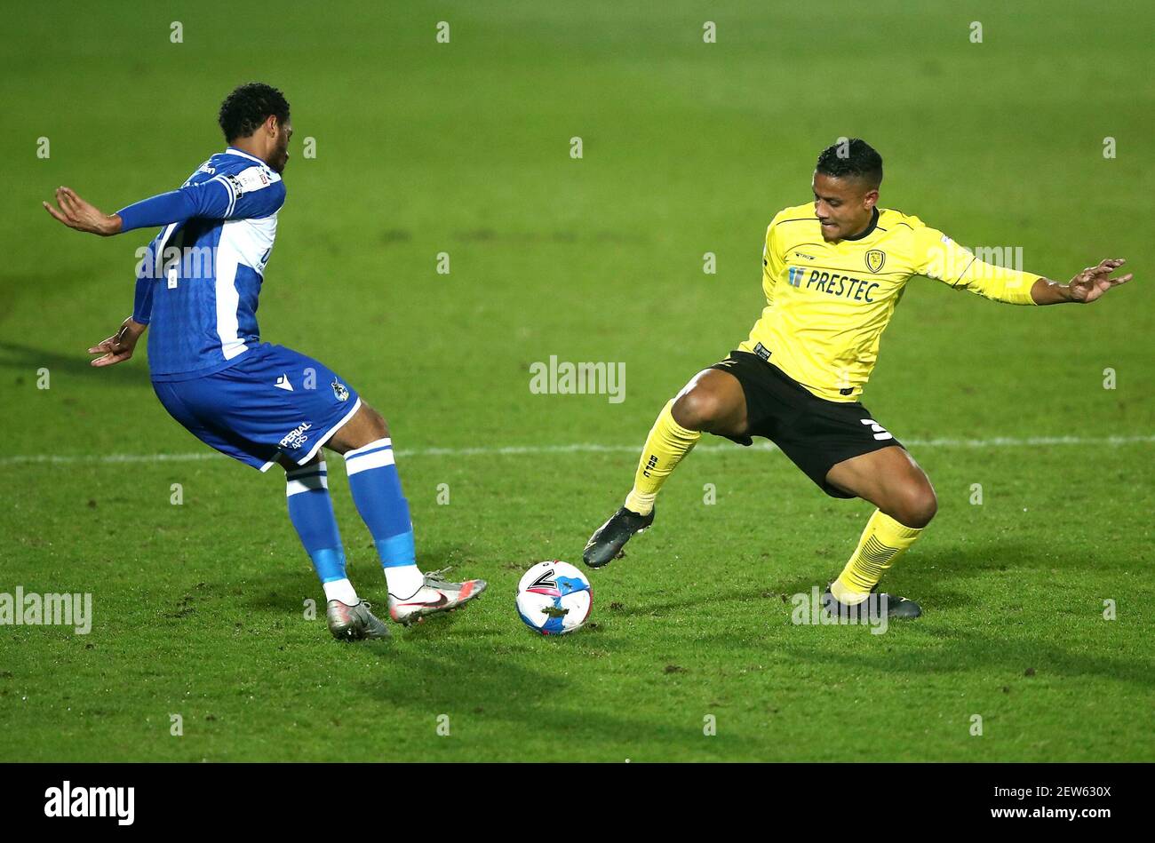 Bristol Rovers' Josh Grant (links) und Burton Albions Michael Mancienne kämpfen während des Sky Bet League One-Spiels im Pirelli Stadium, Burton Upon Trent, um den Ball. Bilddatum: Dienstag, 2. März 2021. Stockfoto