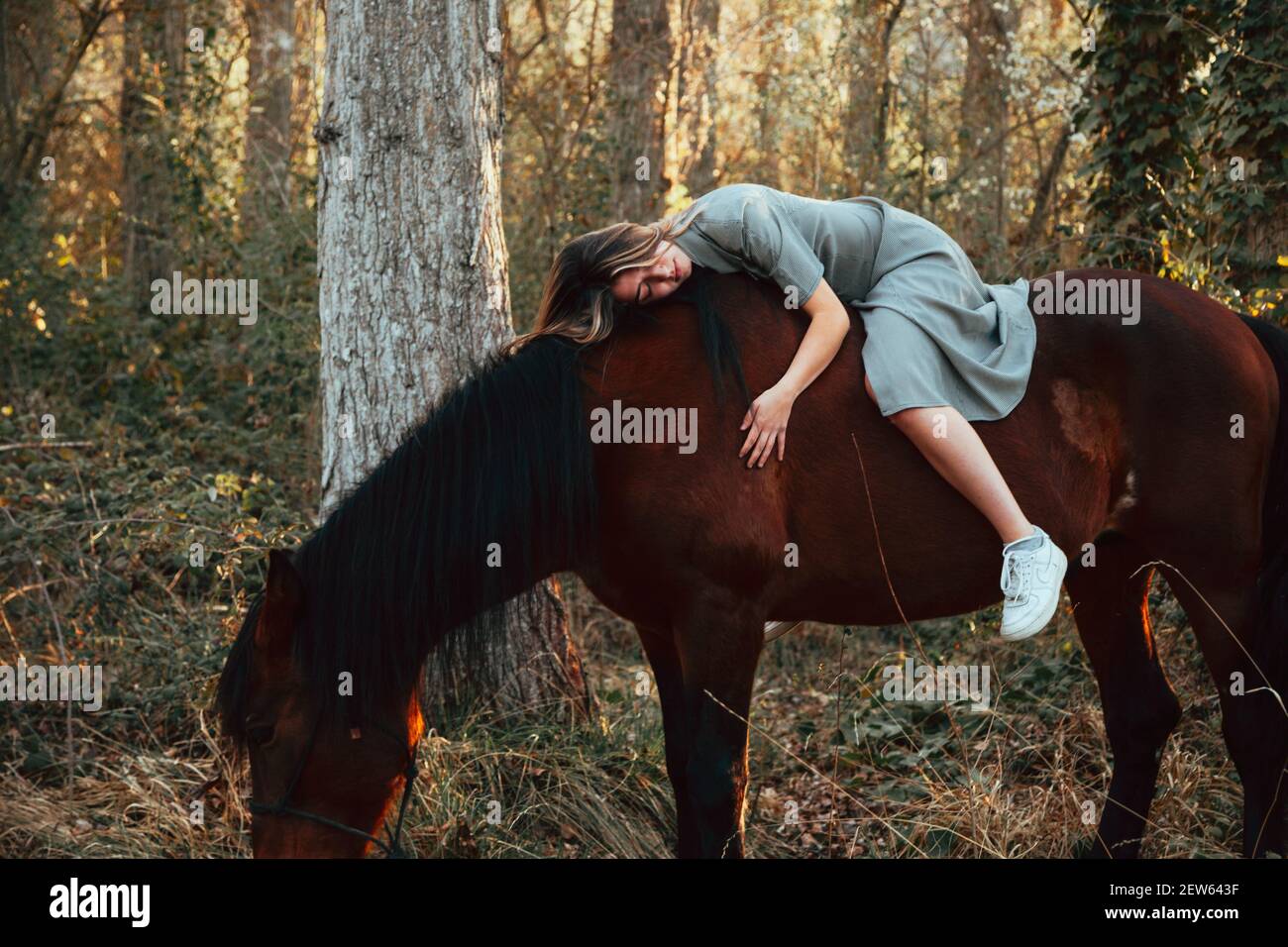 Reiten ist das Hobby des schwarzhaarigen Flittchens Reiten ist das Hobby des schwarzhaarigen Flittchens