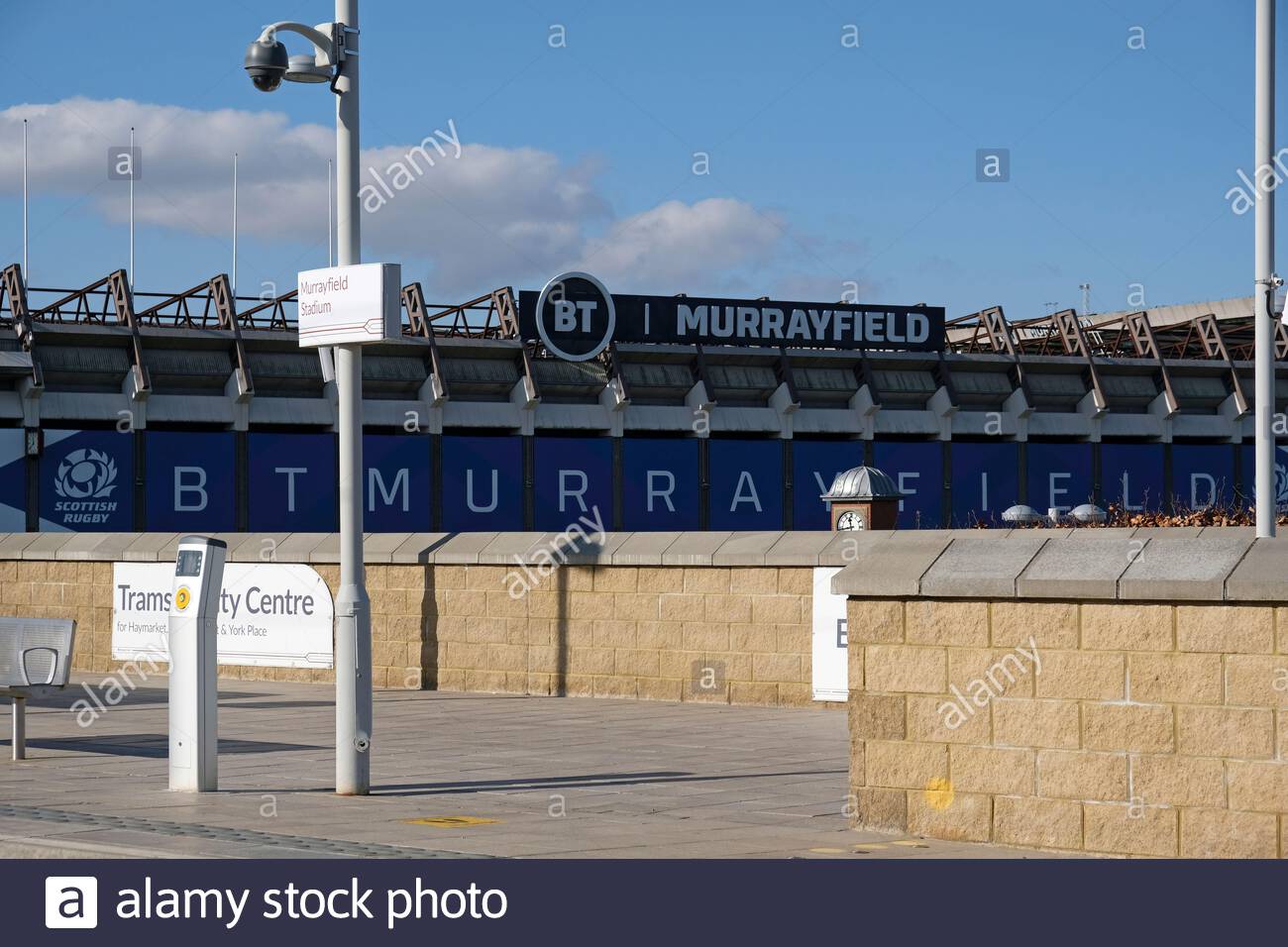 Murrayfield Stadium Straßenbahnhaltestelle mit Blick auf Murrayfield Rugby Stadium, Edinburgh, Schottland Stockfoto