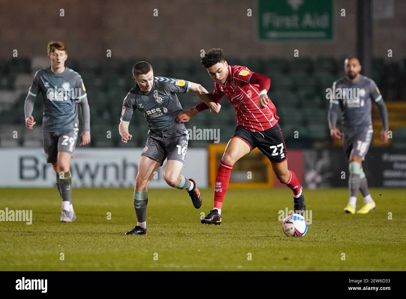 Morgan Rogers von Lincoln City (rechts) und Jordan Rossiter von Fleetwood Town kämpfen während des Sky Bet League One-Spiels im LNER Stadium in Lincoln um den Ball. Bilddatum: Dienstag, 2. März 2021. Stockfoto