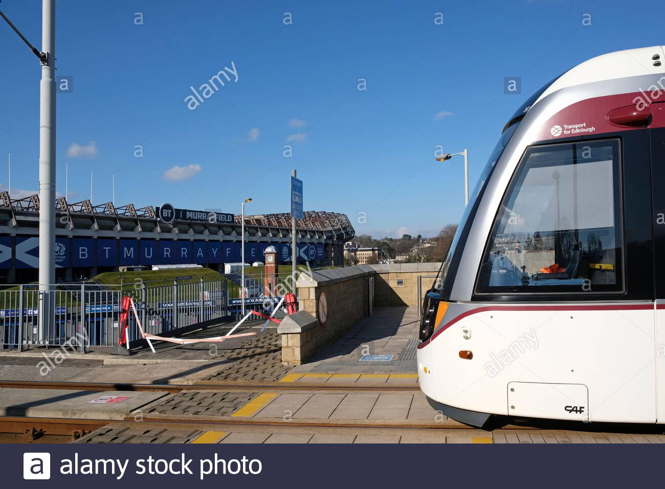 Straßenbahn am Murrayfield Stadium Straßenbahnhaltestelle mit Blick auf das Murrayfield Rugby Stadium, Edinburgh, Schottland Stockfoto