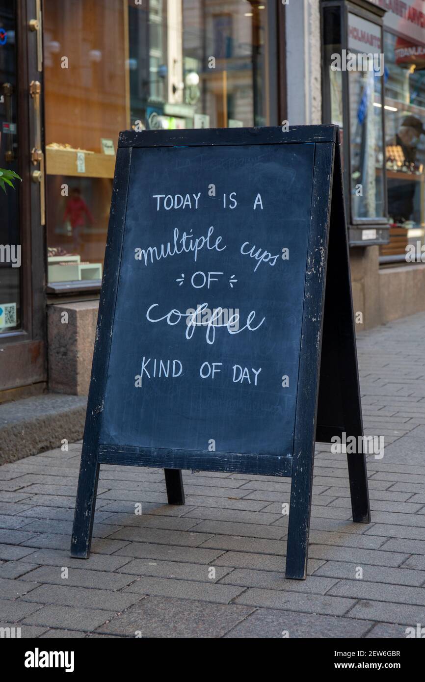 Heute ist eine mehrere Tassen Kaffee Art von Tag. Ein Schild mit Kreidetafel in A-Form vor einem Café in Helsinki, Finnland. Stockfoto