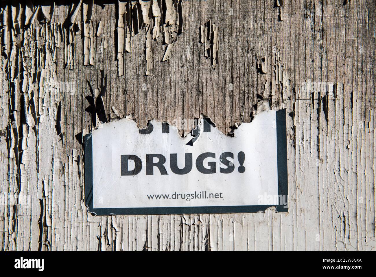 Zerrissen Stoppt Drogen!-Aufkleber Werbung Drogen in Helsinki, Finnland Stockfoto