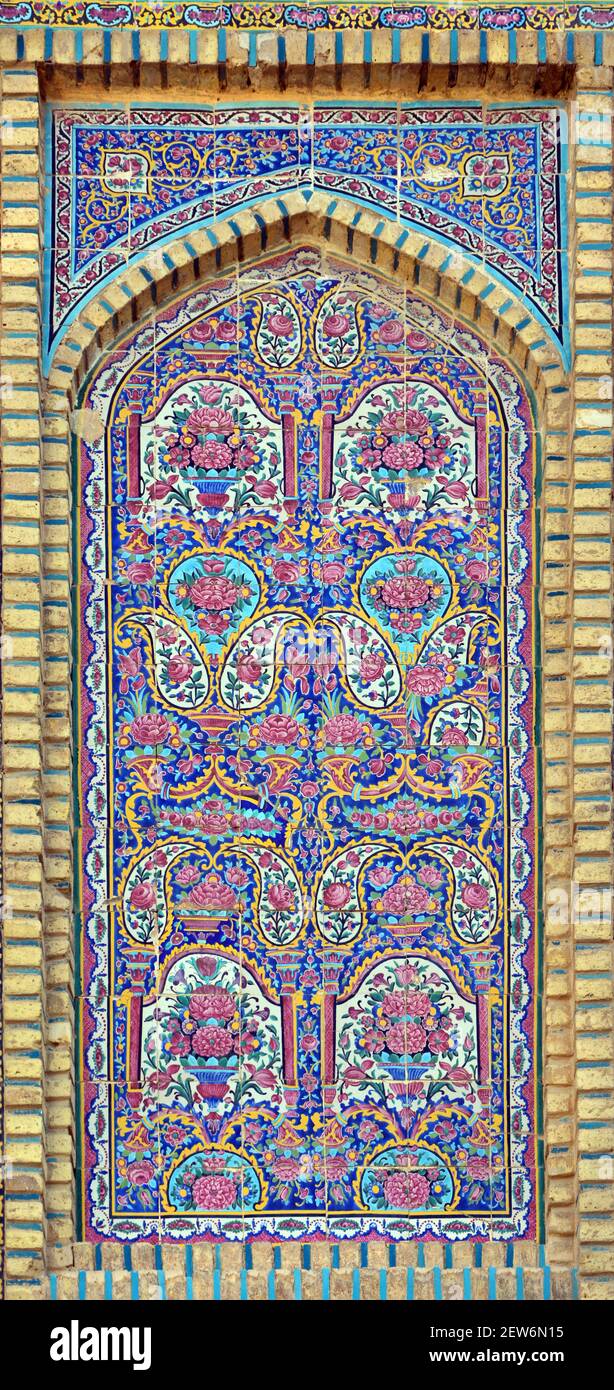 Fliesen Wandgemälde Kunstwerk aus Nasir-ol-molk Moschee ("rosa Moschee") während der Qajar-Dynastie gebaut. Shiraz, Iran. Stockfoto