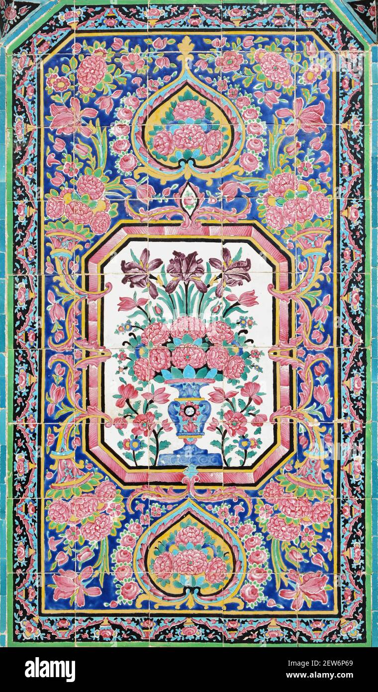 Fliesen Wandgemälde Kunstwerk aus Nasir-ol-molk Moschee ("rosa Moschee") während der Qajar-Dynastie gebaut. Shiraz, Iran. Stockfoto