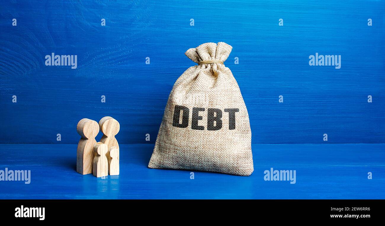 Familienfiguren und Schuldengeldbeutel. Finanzielle Kompetenz. Rückwirkend schwierige finanzielle Situation. Umstrukturierung der Schulden. Unfähigkeit zur Rückzahlung. Fallender Livin Stockfoto