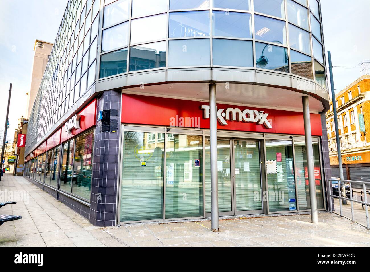 13. Februar 2021 London, UK - Außenansicht des geschlossenen TK Maxx-Geschäfts in Woolwich während der Sperrung der Coronavirues-Pandemie Stockfoto