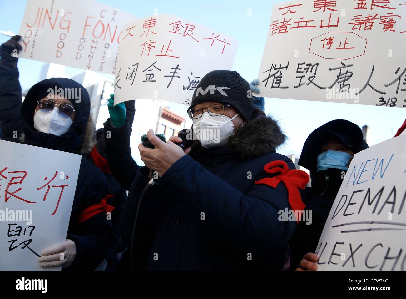 Demonstranten von 318 Restaurantgewerkschaften halten Plakate hoch, während einer Demonstration gegen die Schließung des Restaurants Jing Fong in Chinatown. Die jüngsten außergewöhnlichen Mietanforderungen von Jonathan Chu, dem größten Vermieter in Chinatown, an kleine Unternehmen haben viele gezwungen, ihre Türen zu verschließen. Solche Forderungen haben das Restaurant Jing Fong gezwungen, den Betrieb bis zum 7. März 2021 zu beenden. Stockfoto