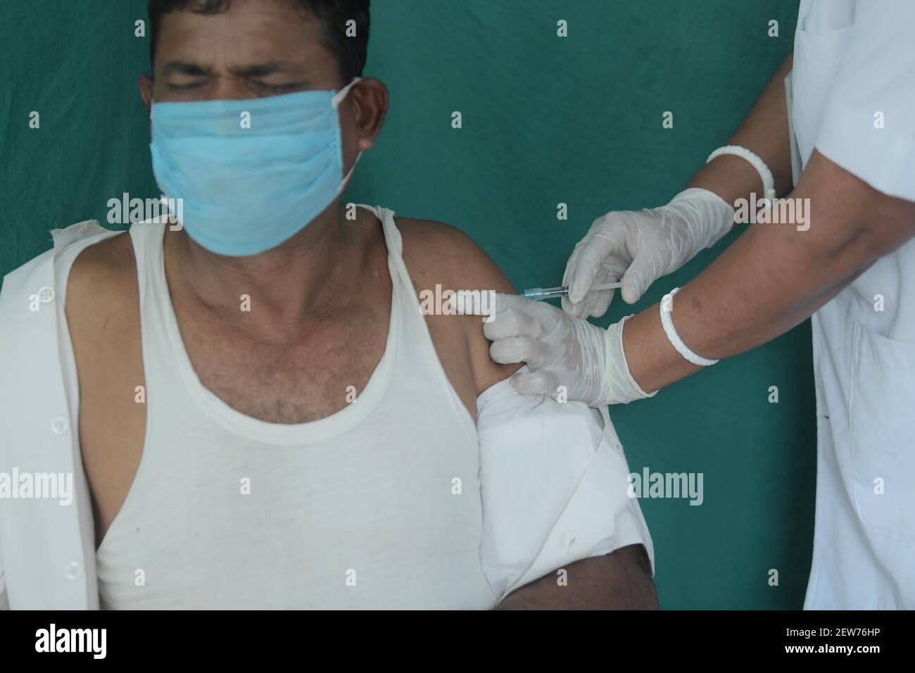 Abhisek Saha / Le Pictorium - zweite Phase der Covid-Impfung in Indien - 01/03/2021 - Indien / Tripura / Agartala - EIN Soldat der BSF (Border Security Force), erhält eine Dosis des COVID-19-Impfstoffs, Covishield während 2nd Phrase der Impfung im Gandhigram primären Gesundheitszentrum , 10 km von Agartala entfernt Stockfoto