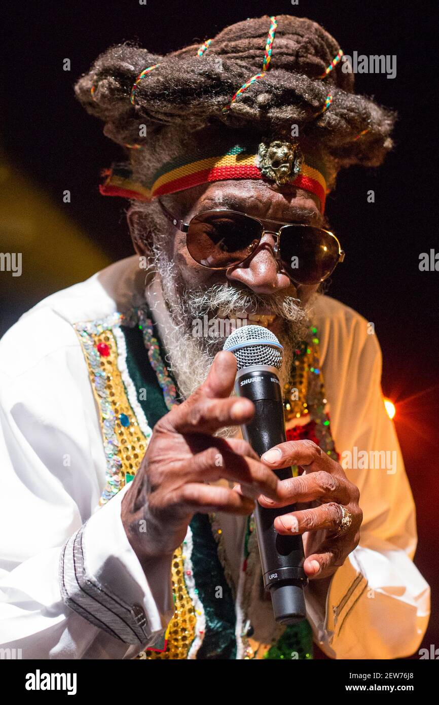 Michael Bunel / Le Pictorium - Tod von Bunny Wailer - 20/07/2014 - Frankreich / Paris - Neville O'Riley Livingston, besser bekannt als Bunny Wailer in der wilden Kabarettszene, geboren am 10. April 1947 in Kingston, ist ein jamaikanischer Singer-Songwriter. Wailer ist zusammen mit Bob Marley und Peter Tosh eines der Gründungsmitglieder der Wailers. Er singt, komponiert und spielt Njabinghi Percussion. 1974 verließ er die Wailers, um eine Solo-Karriere zu machen. Stockfoto
