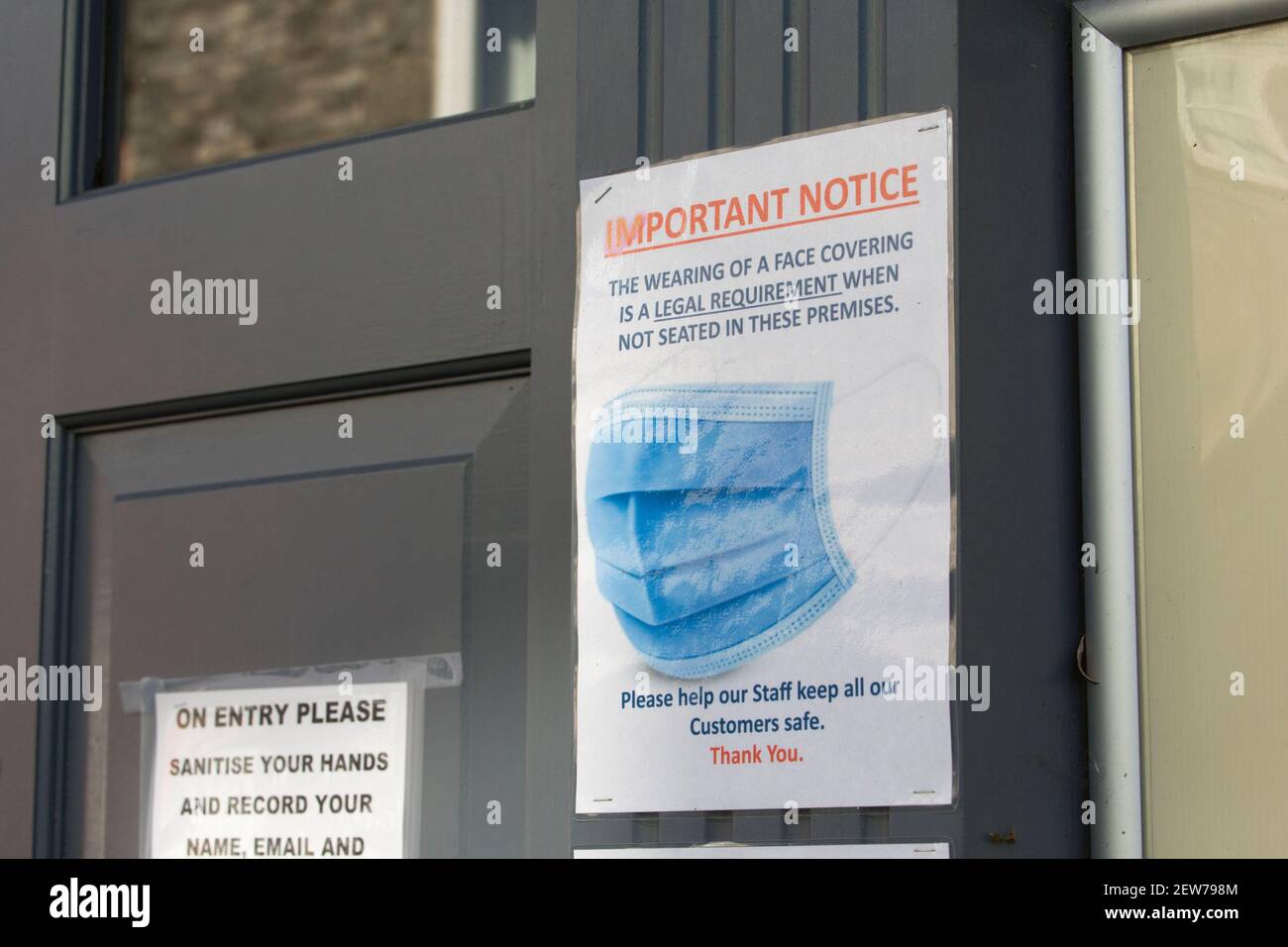 Ein Schild vor einer Kneipe während der Covid 19 Pandemie in Gillingham North Dorset England GB, Februar 2021 Stockfoto
