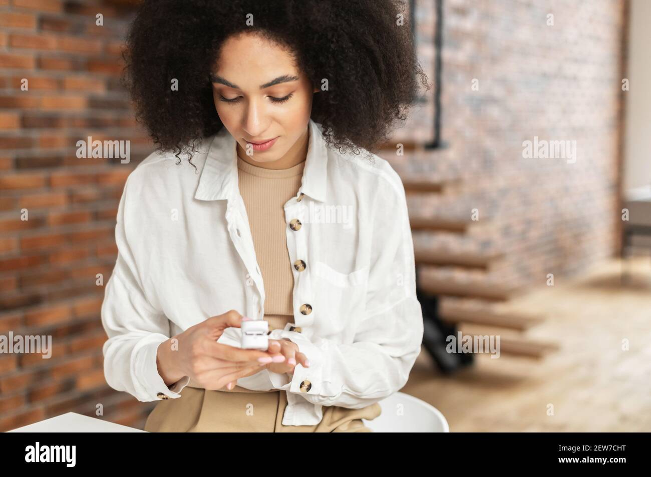 Porträt der stilvollen jungen afroamerikanischen Frau stehend und Messung des Sauerstoffgehalts des Blutes mit tragbaren Gerät Pulsoximeter, Gefühl schwindelig Überwachung Überprüfung ihres Zustandes zu Hause Stockfoto