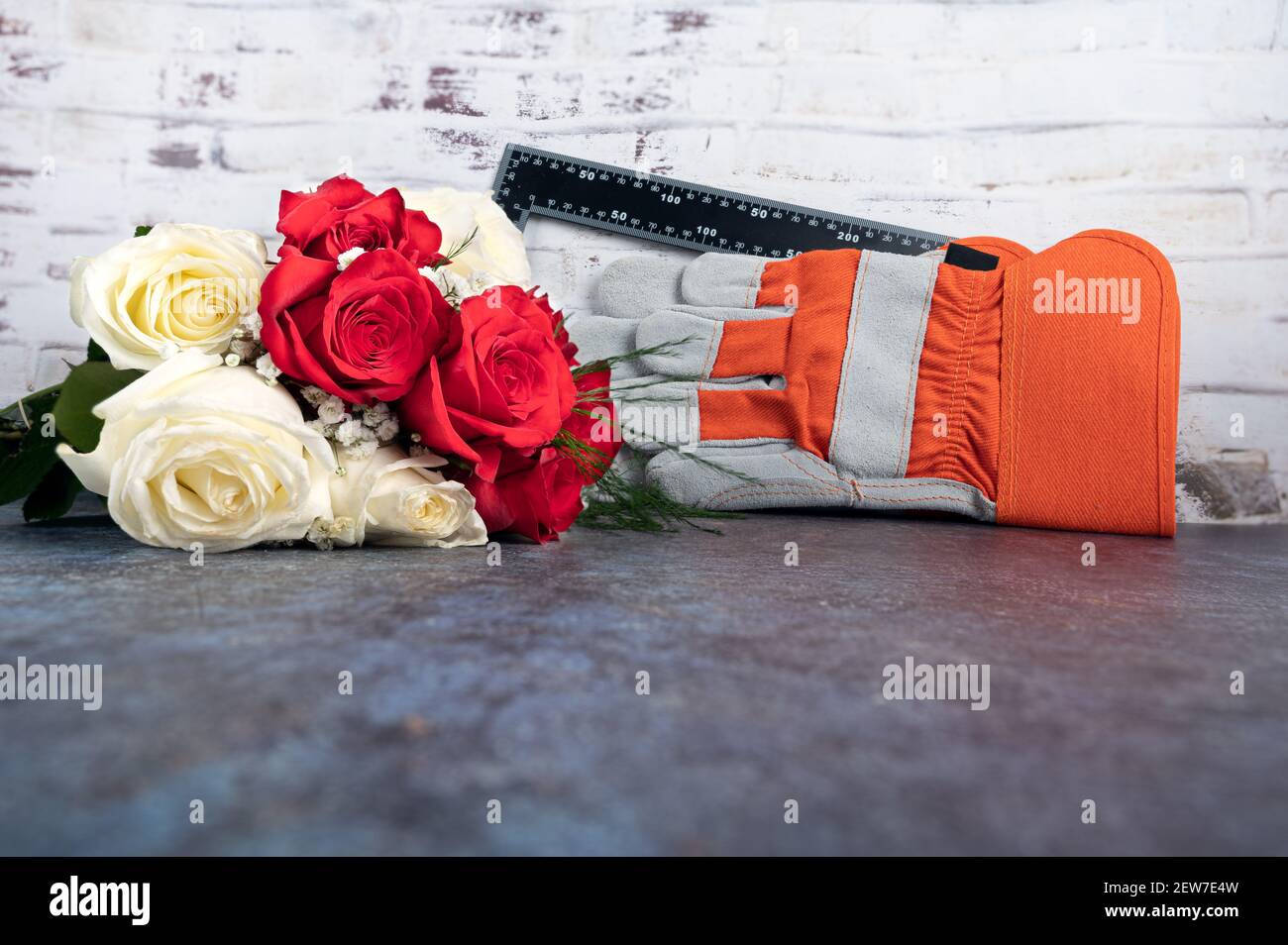 Vatertagskonzept mit Schnurrbart, weißen, roten Rosen, Handschuhen und Werkzeug des rechten Winkels auf blauem Hintergrund. Leerzeichen für Text. Stockfoto