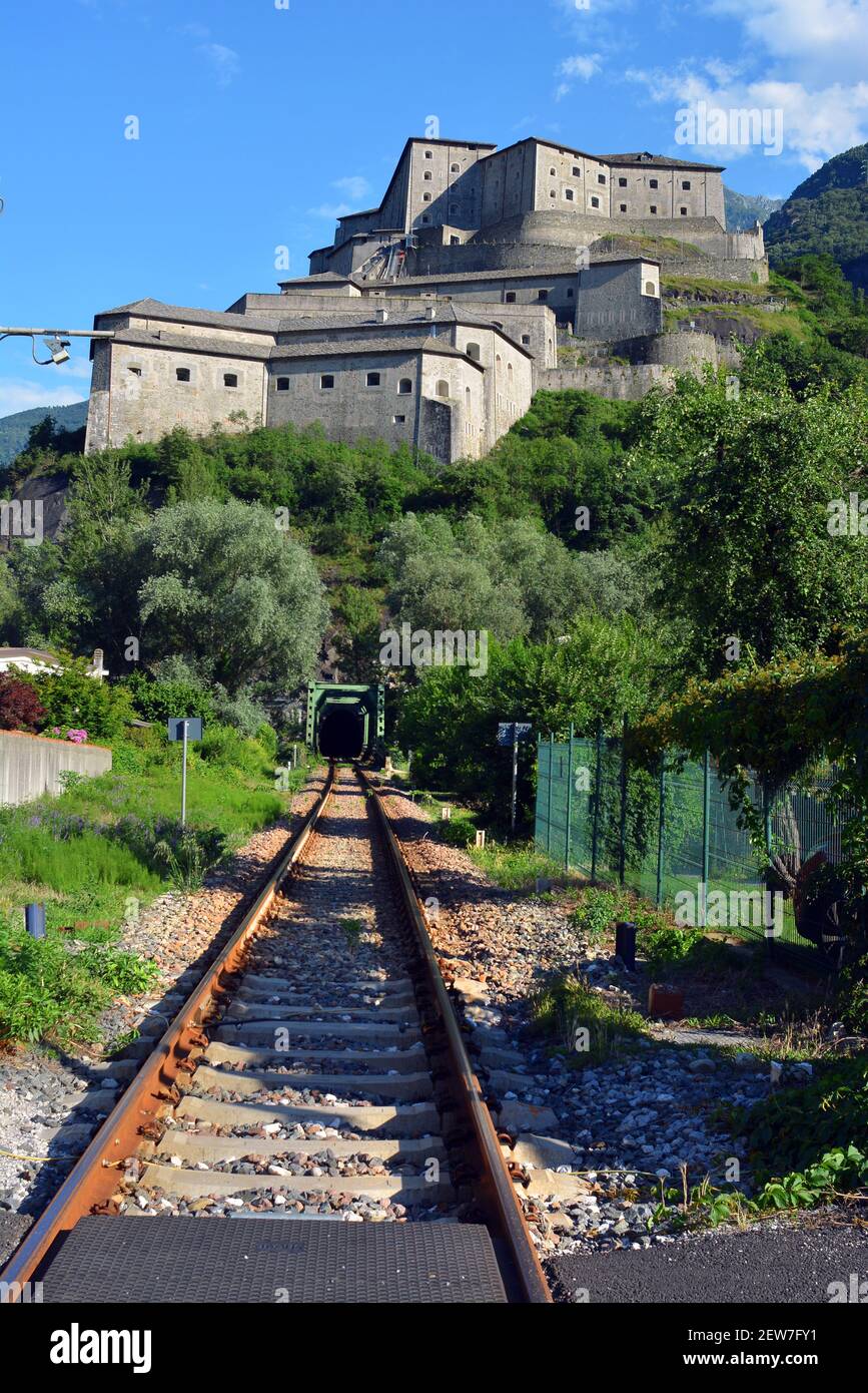 Bard, Aostatal/Italien- 06-20-2020- die Eisenbahnen unter dem Fort von Bard. Stockfoto