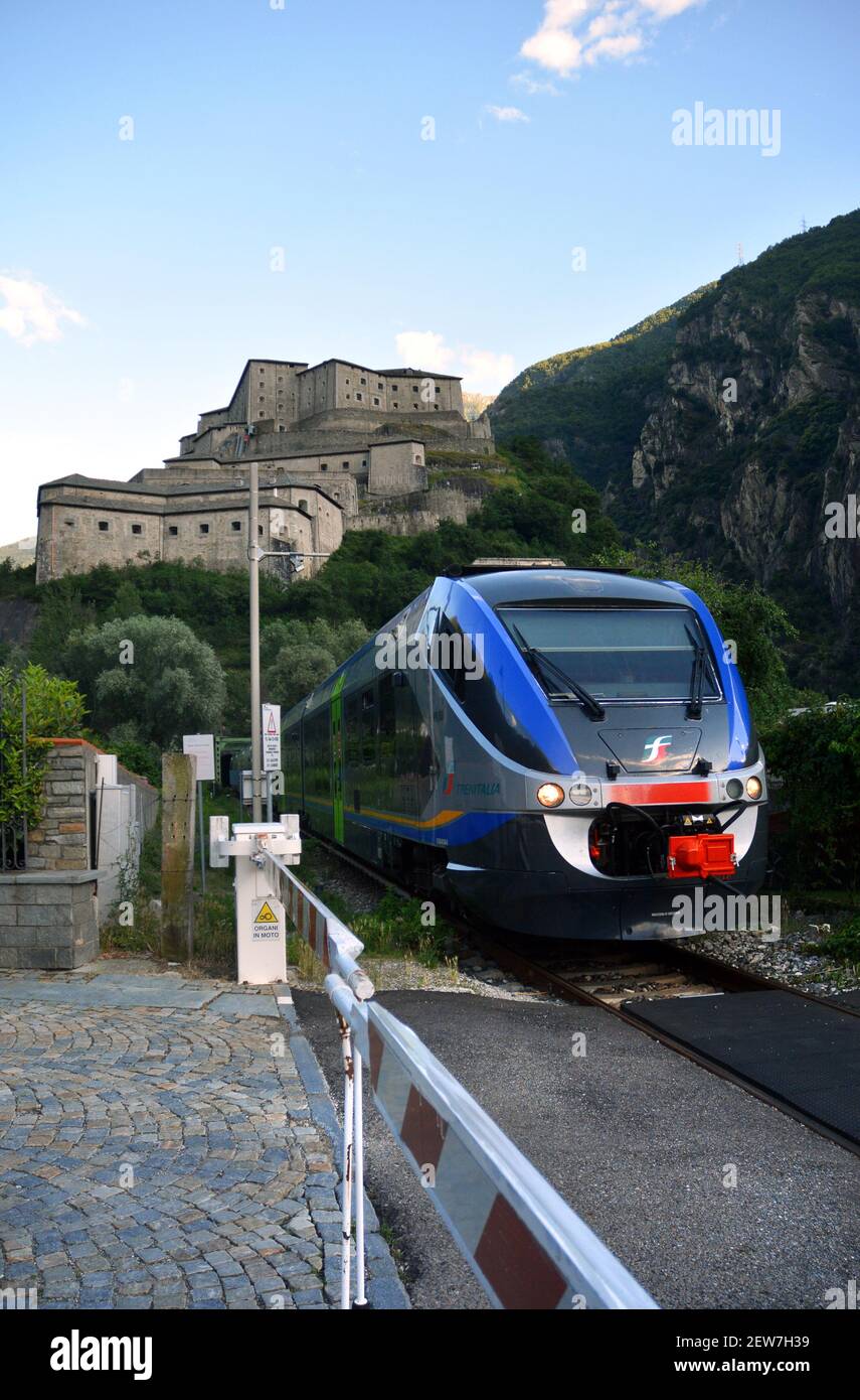 Bard, Aostatal/Italien- 06-20-2020- die Eisenbahnen unter dem Fort von Bard. Stockfoto