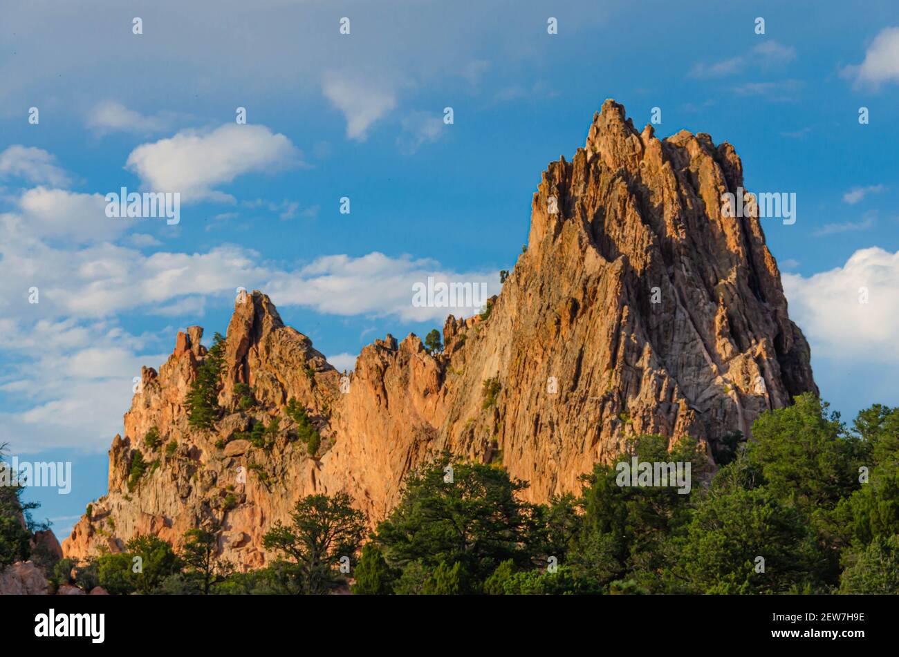 Scenic Rock Formations at Garden of the Gods, Colorado. Schöne landschaftlich schöne natürliche Berggipfel. Reiseziel Lage mit Freizeitwanderungen, Stockfoto