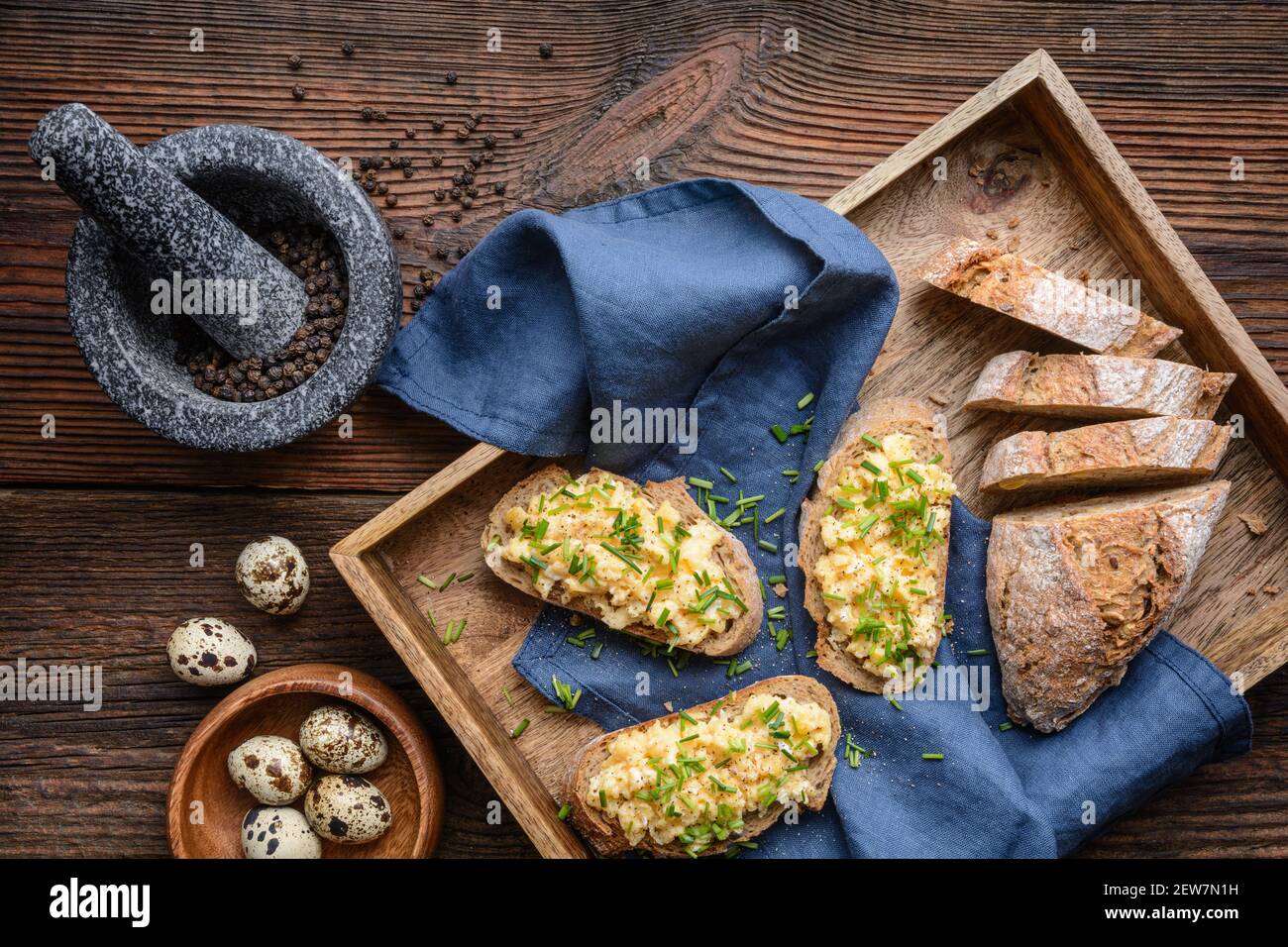 Leckeres und gesundes Frühstück, Rühreier mit gehacktem Schnittlauch Stockfoto