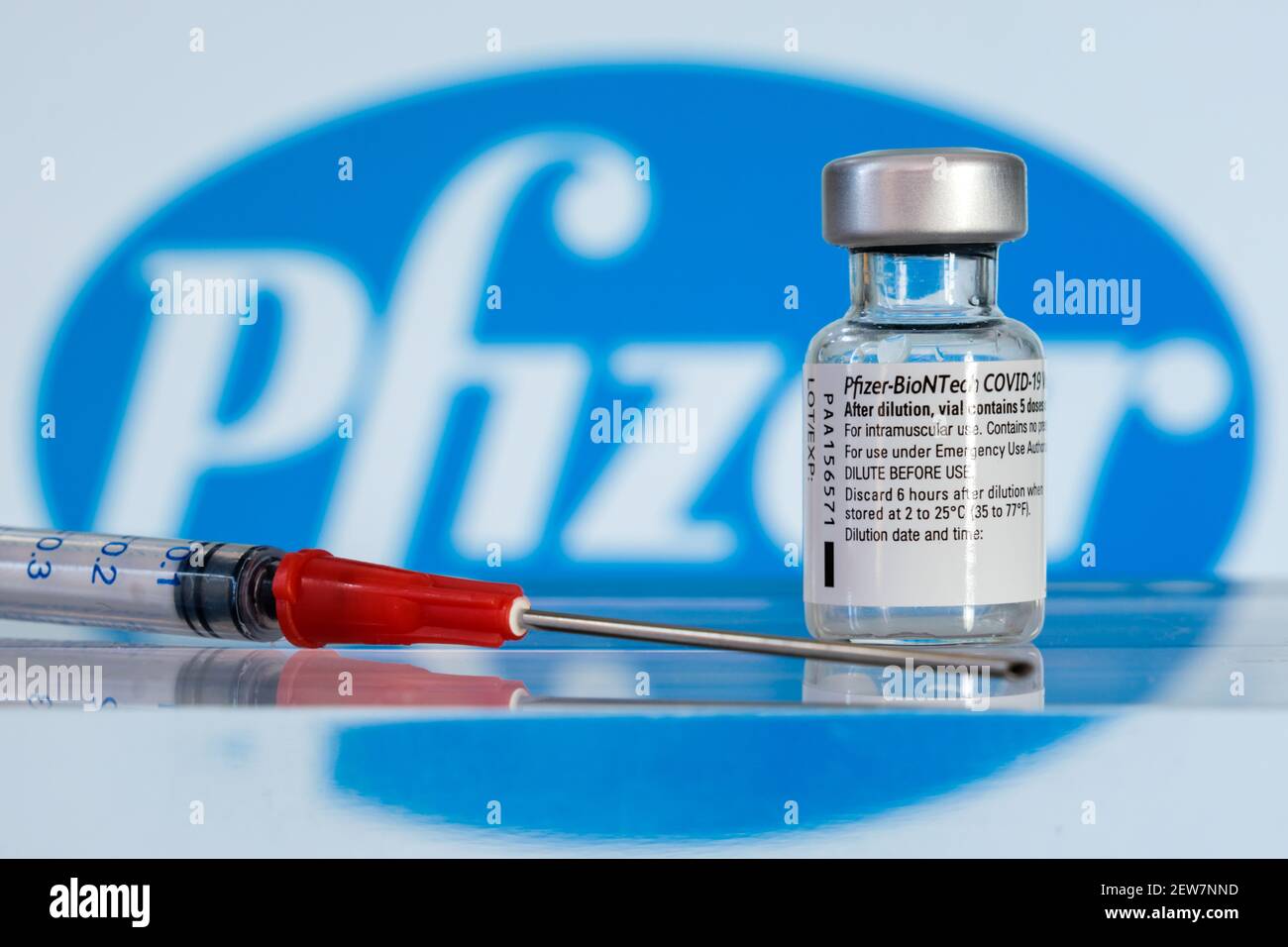 Montreal, CA - 2. März 2021: Fläschchen mit Pfizer BioNTech Covid-19-Impfstoff und Logo Stockfoto