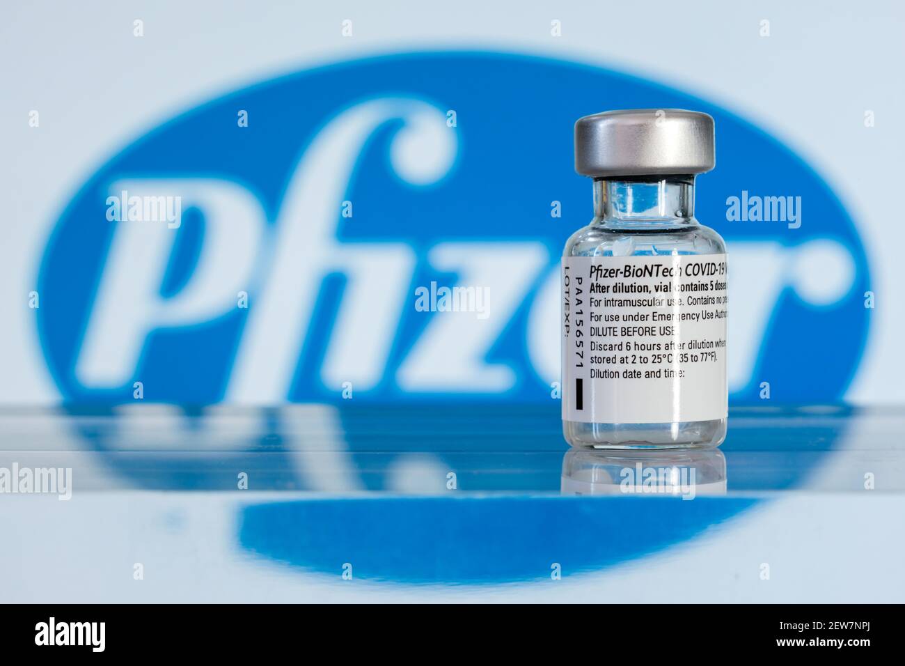 Montreal, CA - 2. März 2021: Fläschchen mit Pfizer BioNTech Covid-19-Impfstoff und Logo Stockfoto