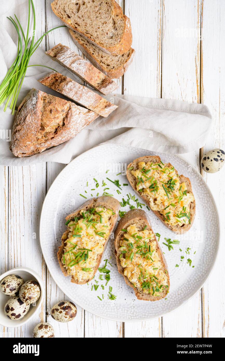 Leckeres und gesundes Frühstück, Rühreier mit gehacktem Schnittlauch Stockfoto