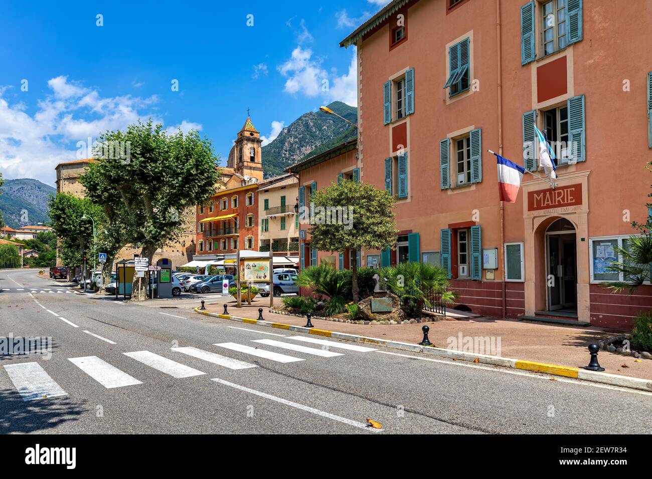 Urbane Straße und alte bunte Häuser unter blauem Himmel in der kleinen Stadt Breil Sur Roya in den französischen Alpen. Stockfoto