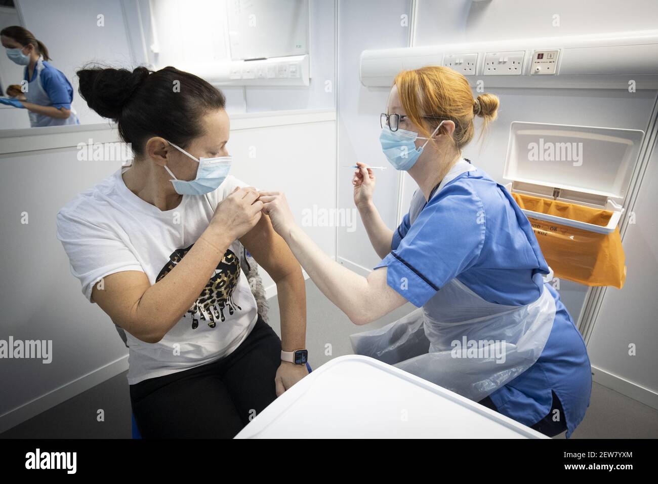 Aktenfoto vom 23/01/21 einer Krankenschwester, die einen Covid-19-Impfstoff verabreicht. Der Prozentsatz der Menschen im Vereinigten Königreich, die sagen, dass sie wahrscheinlich einen Coronavirus-Impfstoff einnehmen, ist gestiegen, aber es bleibt eine Lücke in der Bereitschaft zwischen weißen Briten und denen aus einer Minderheit ethnischen Hintergrund, eine Umfrage hat ergeben. Stockfoto