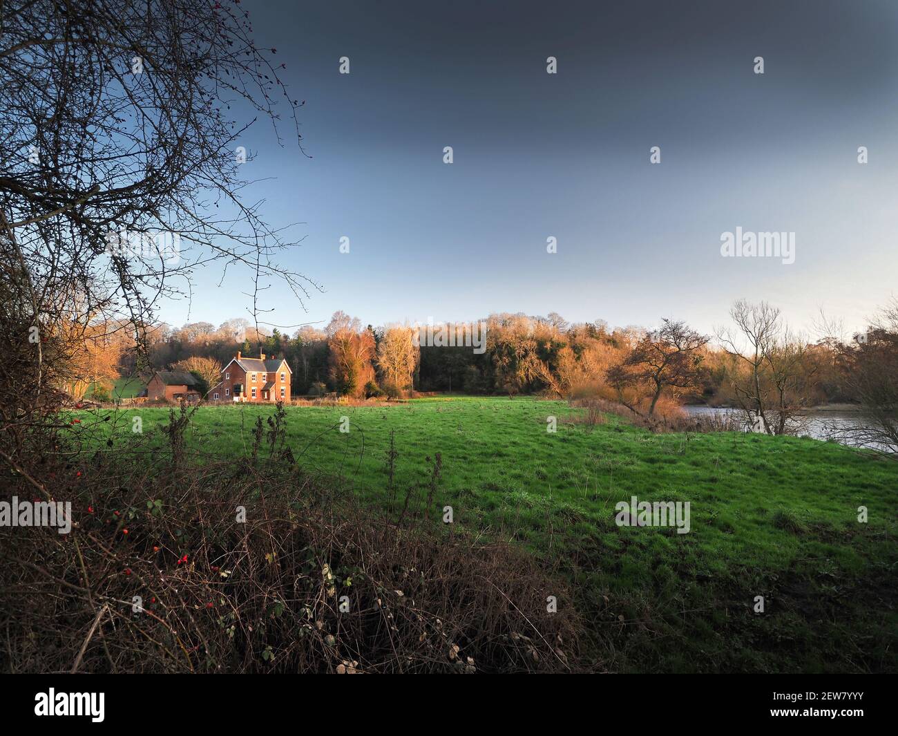 Der Fluss Wye in Stretton Sugwas und Breinton ist bei herbstlicher Sonne malerisch. Stockfoto