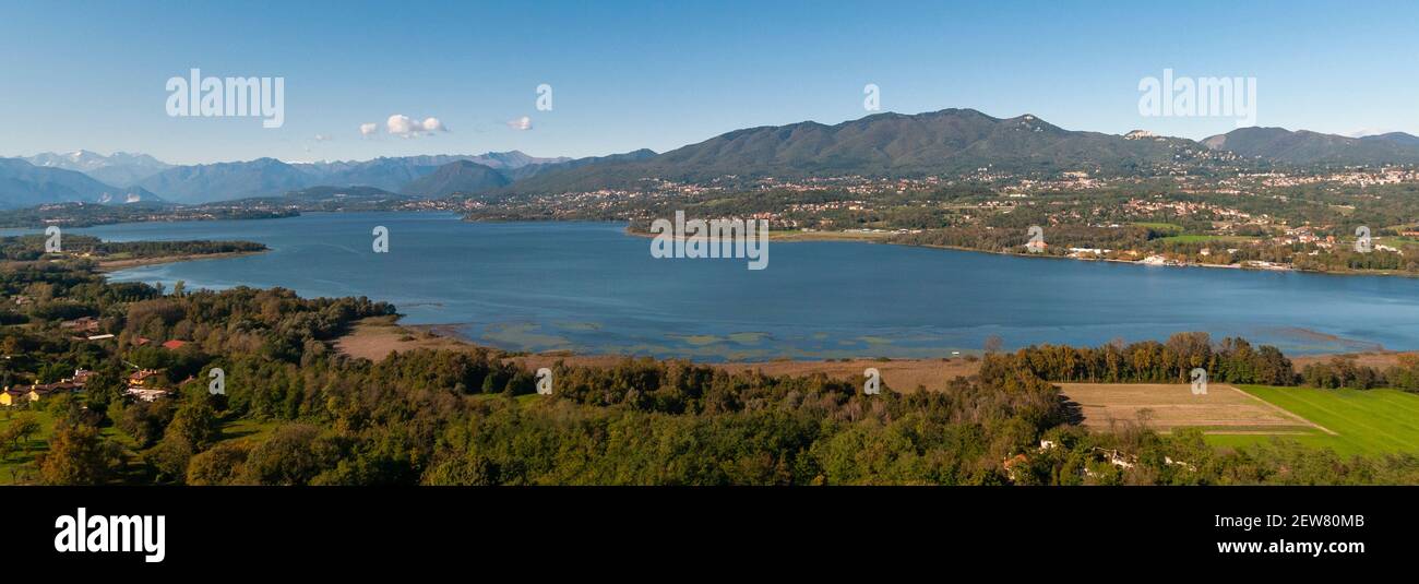 Luftaufnahme des Sees Varese und des Campo dei Fiori Gebirges, Varese, Italien. Stockfoto