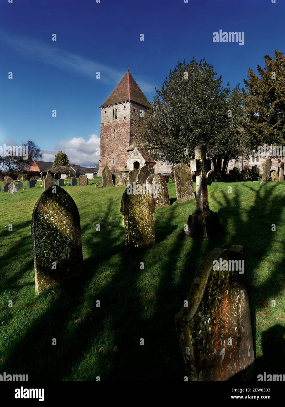 Die St. Mary's Kirche in Staunton liegt hoch über dem Fluss Wye, ist aber eine warme und einladende Umgebung. Stockfoto