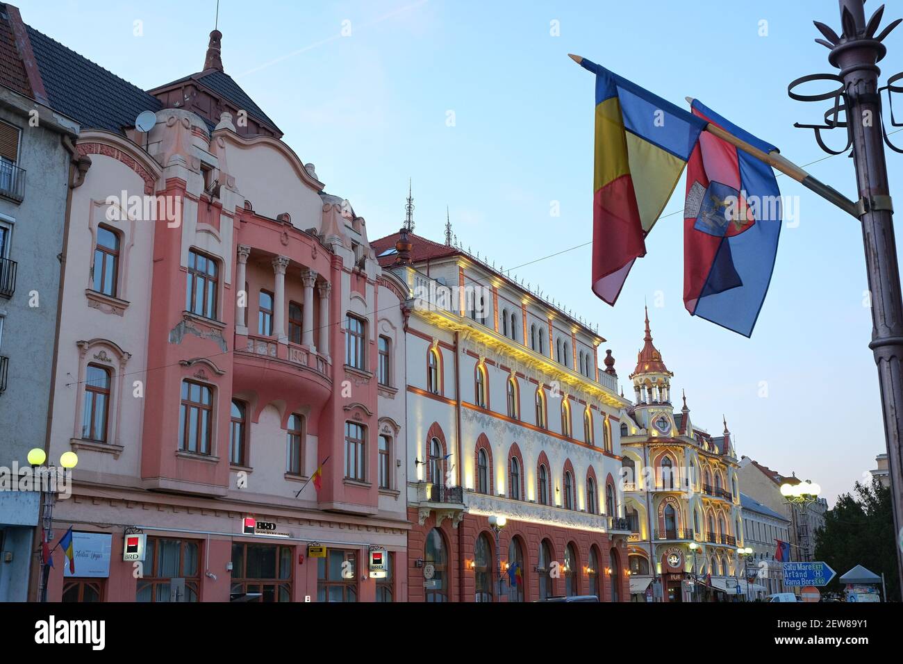 ORADEA, RUMÄNIEN - 01. AUGUST 2015: Elegante Gebäude und Grand Hotel Astoria, Jugendstil und Wiener Secession Architektur, in Ferdinand Platz von Stockfoto