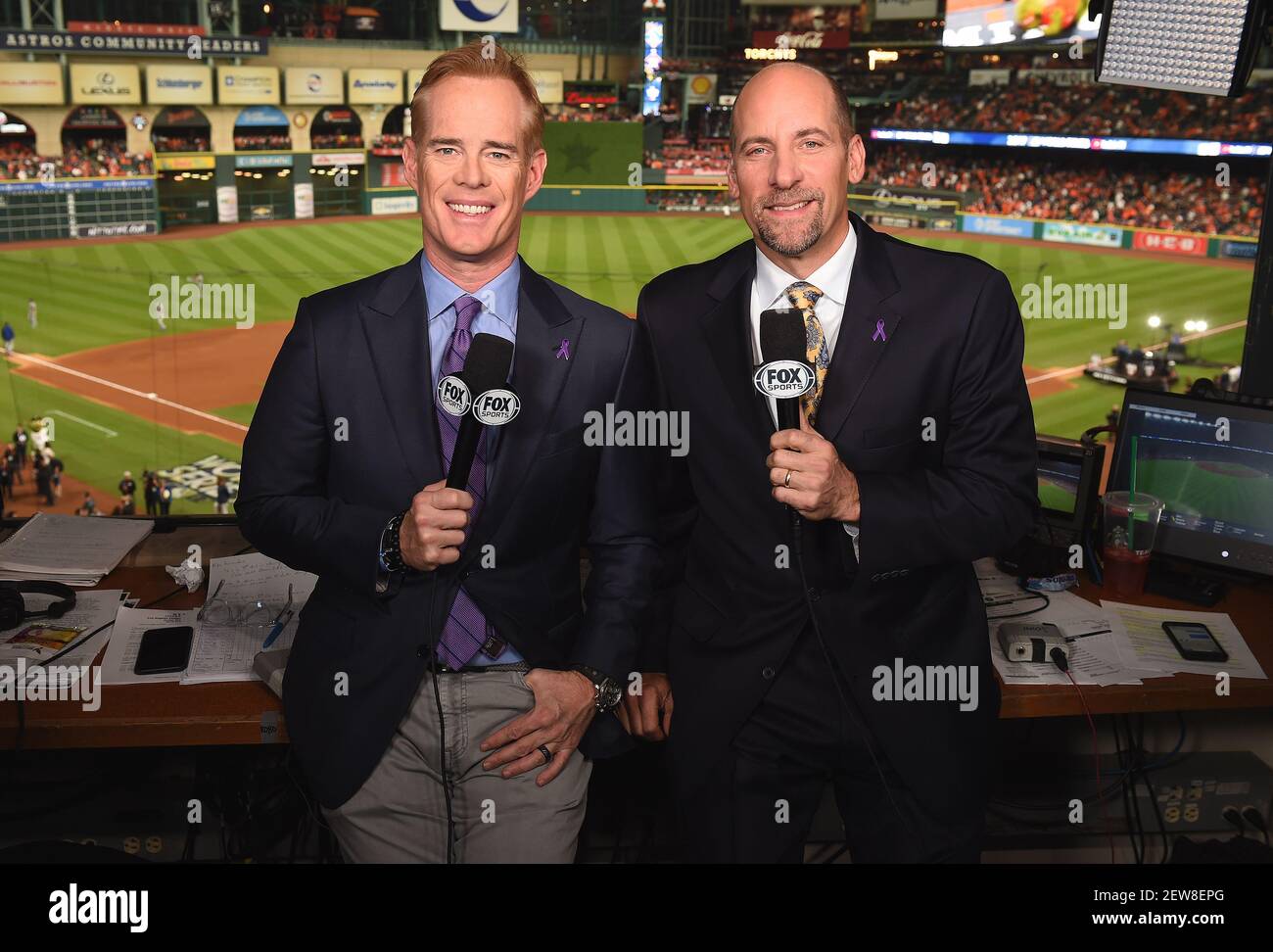 HOUSTON- OKTOBER 29: Joe Buck und John Smoltz in der Fox Booth bei der World Series auf Fox - Spiel 5- Los Angeles Dodgers bei Houston Astros im Minute Maid Park am 29. Oktober 2017 in Houston, Texas. (Foto von Frank Micelotta/Fox/PictureGroup) Stockfoto