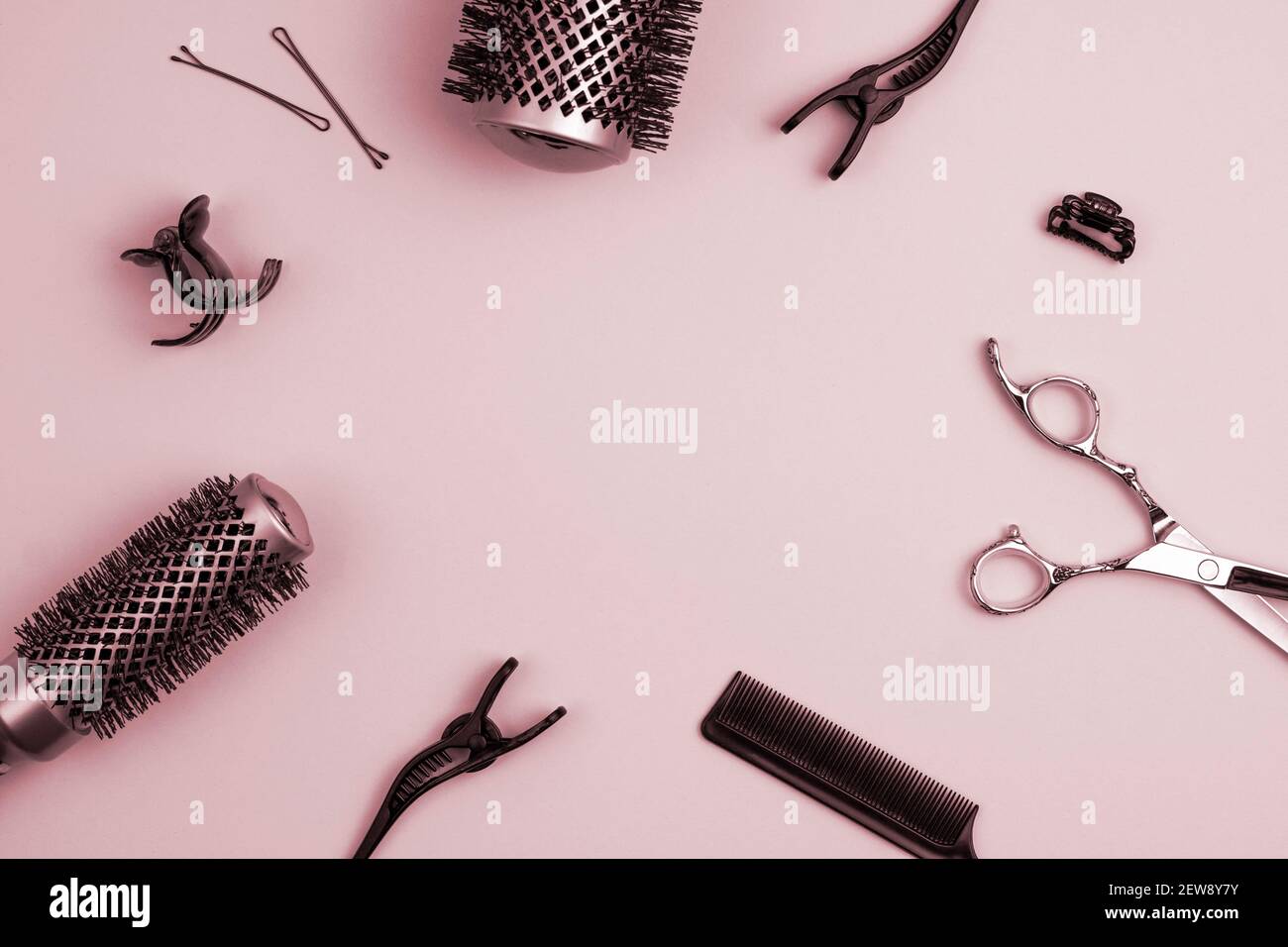 Vorlage flach legen von professionellen Haarschneidescheren Kamm für Trennen Haar Haarnadeln Abschnitt Haarclips und Gold runden Haar Pinsel zum Stylen mit Stockfoto