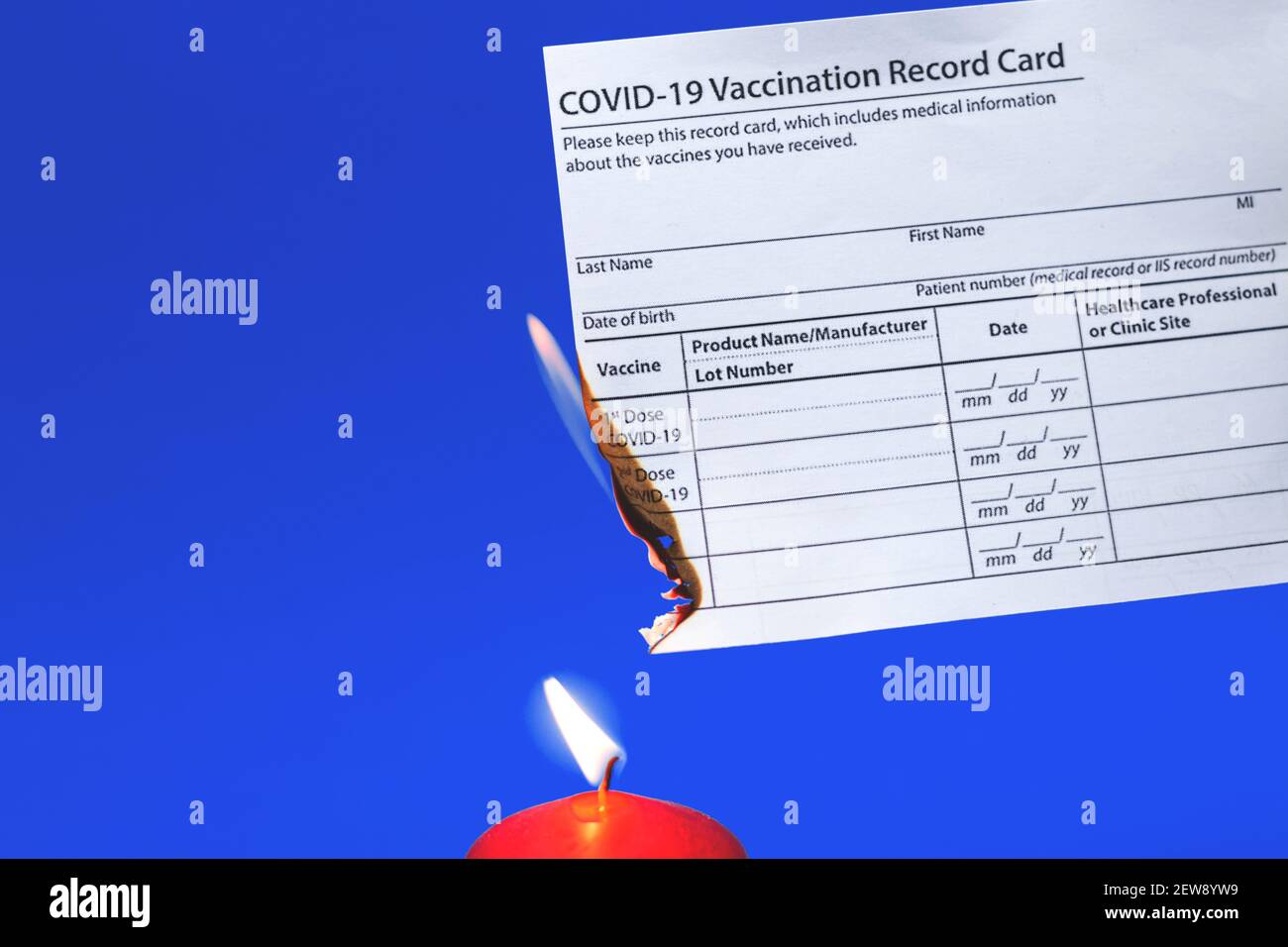 Anti-Impfung Protest, Ablehnung der COVID-19-Impfung, Verbrennungen Impfpass, Konzept Stockfoto