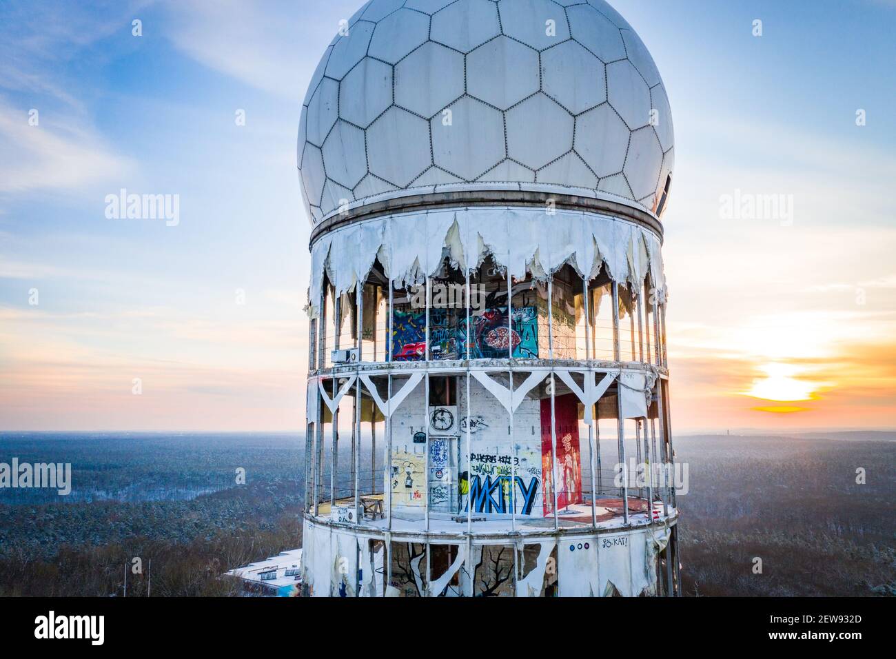 Kuppel der verlassenen Überwachungsstation während des Sonnenuntergangs Stockfoto