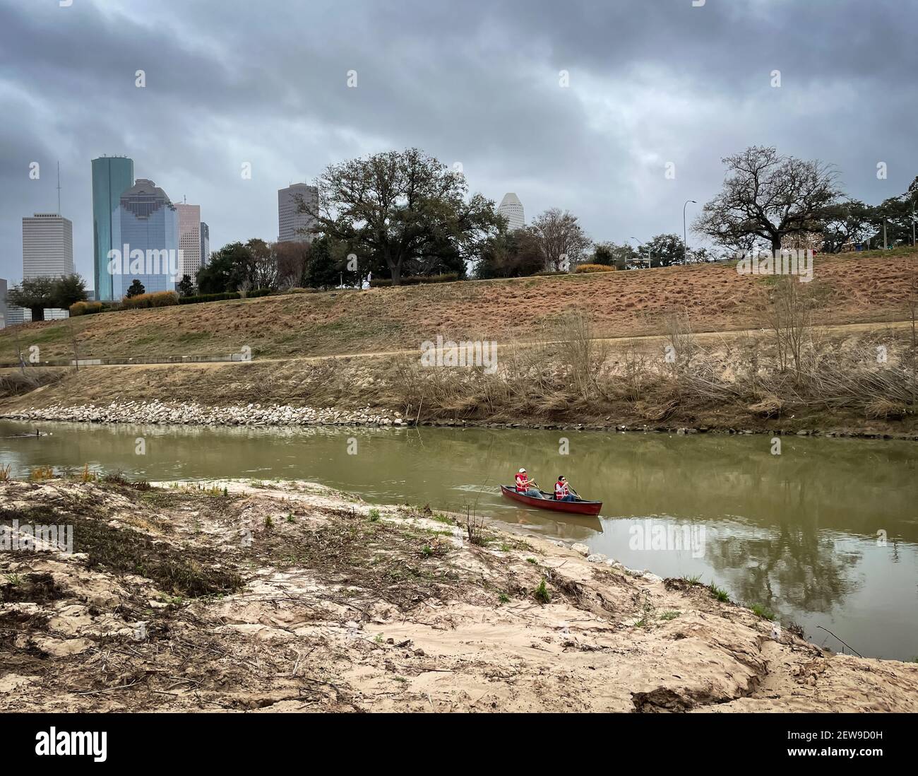 Blick auf den Buffalo Bayou Park mit Bootstouren Die Front- und Downtown-Gebäude und Bäume im Hintergrund In Texas Stockfoto