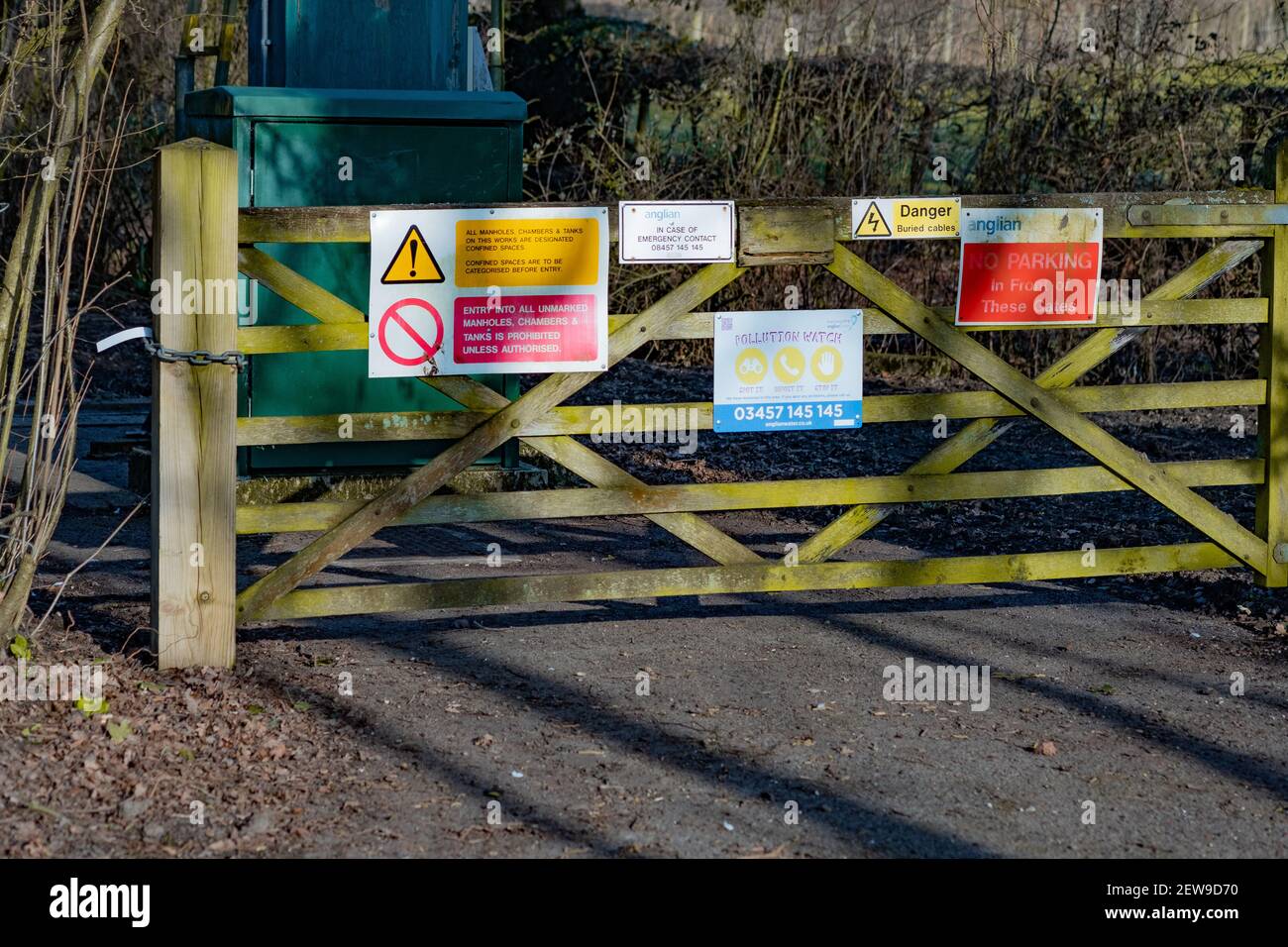 Holztor mit Warnschildern bedeckt und mit Schildern versehen Blockierung des Eingangs zu Privatgrundstücken in der Landschaft von Norfolk Stockfoto